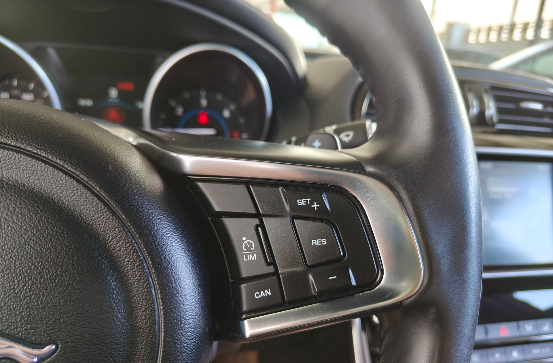 Jaguar XE 2.0 Diesel R-Sport RWD - foto 24