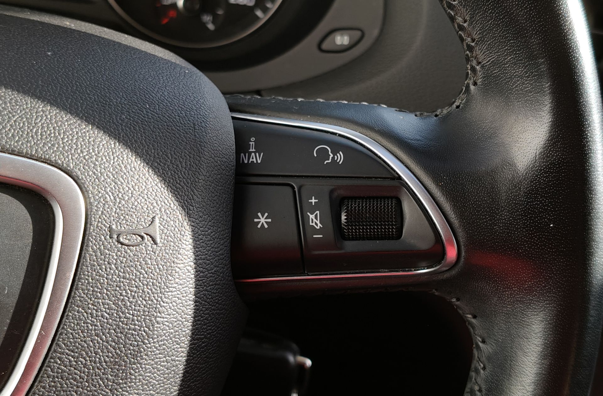 Audi Q3 design edition 2.0 TDI - foto 33