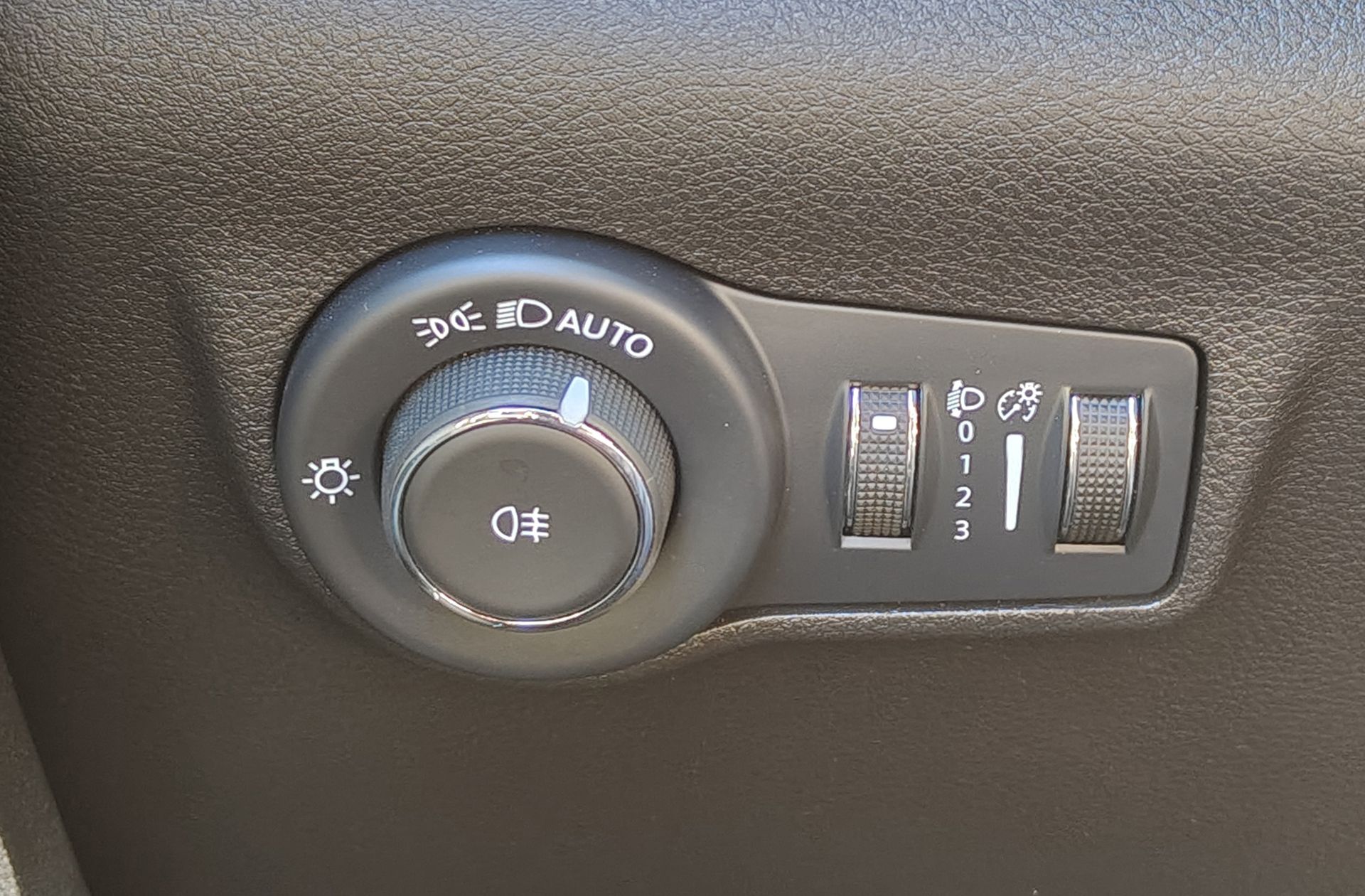 Jeep Compass 1.5 MHEV eHybrid Longitude DCT - foto 23