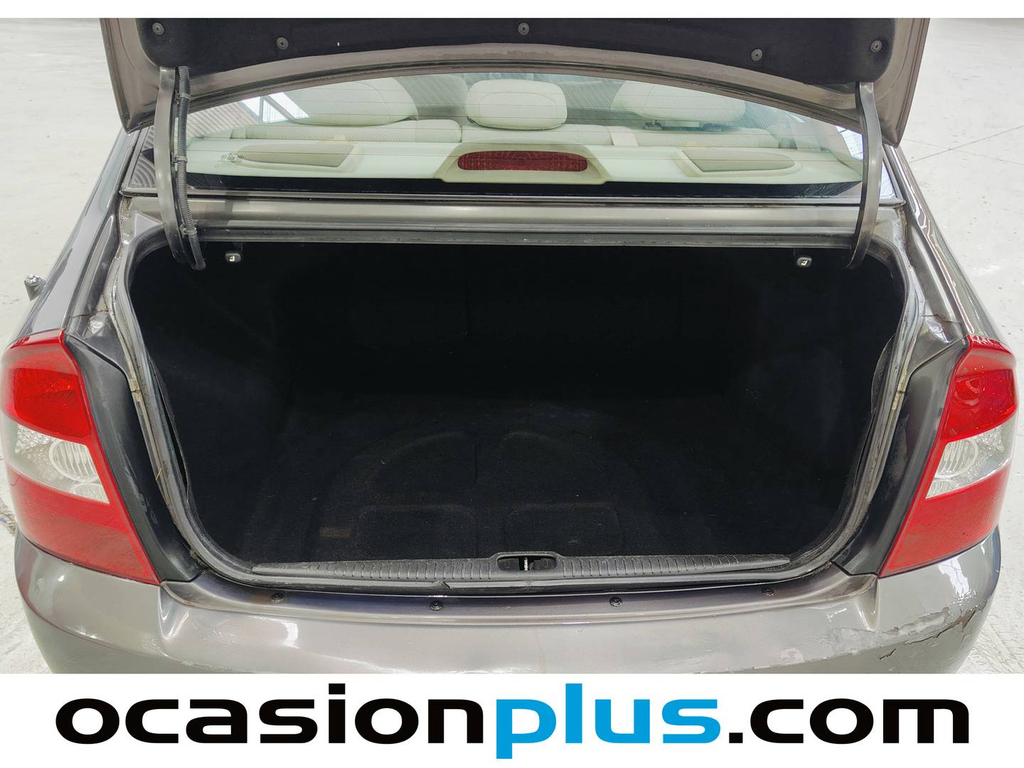 Fotos maletero KIA Cerato KIA Cerato 1.6 DOHC LX (105 CV)