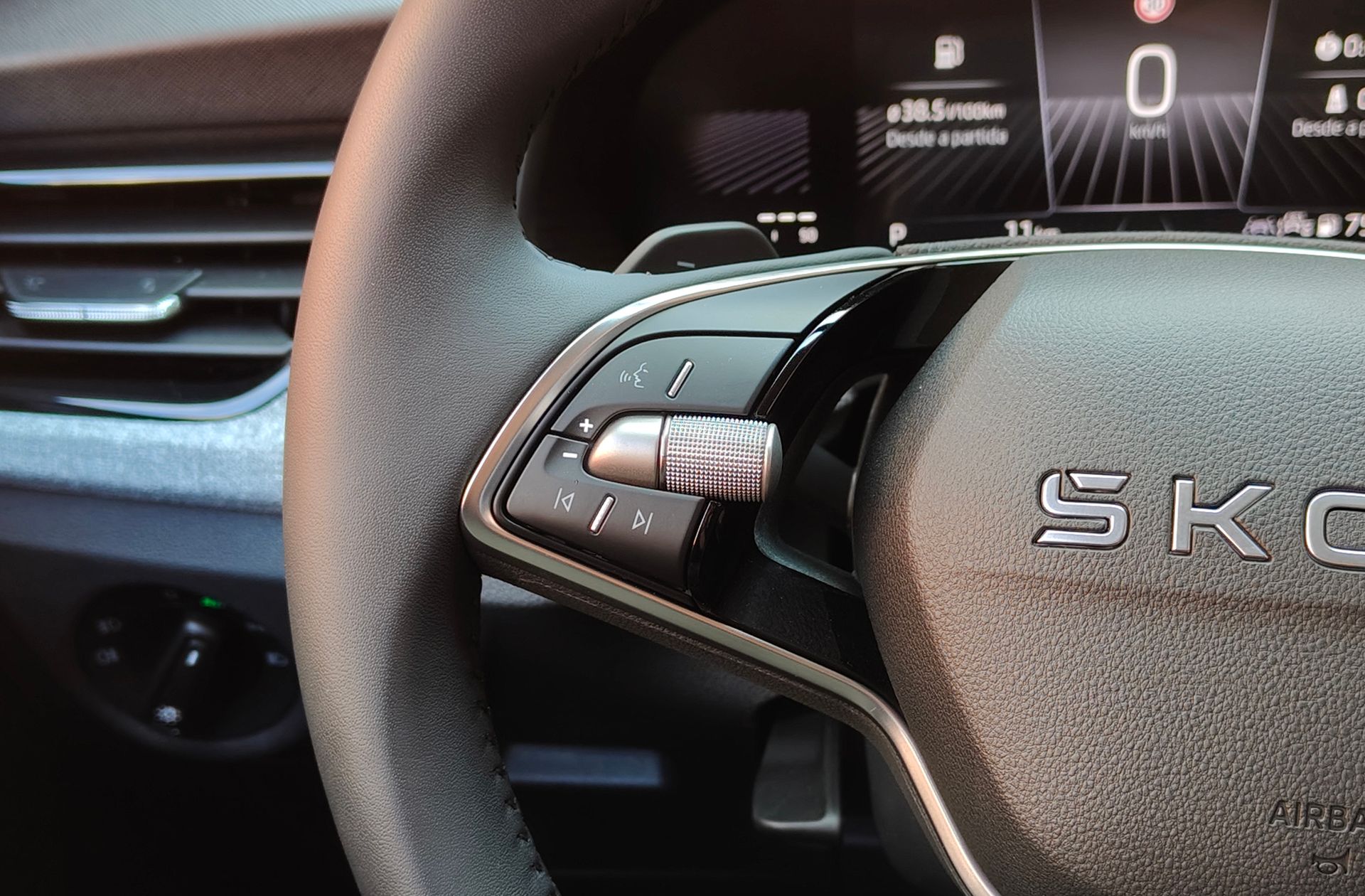 Škoda Kamiq 1.0 TSI Selection DSG - foto 25