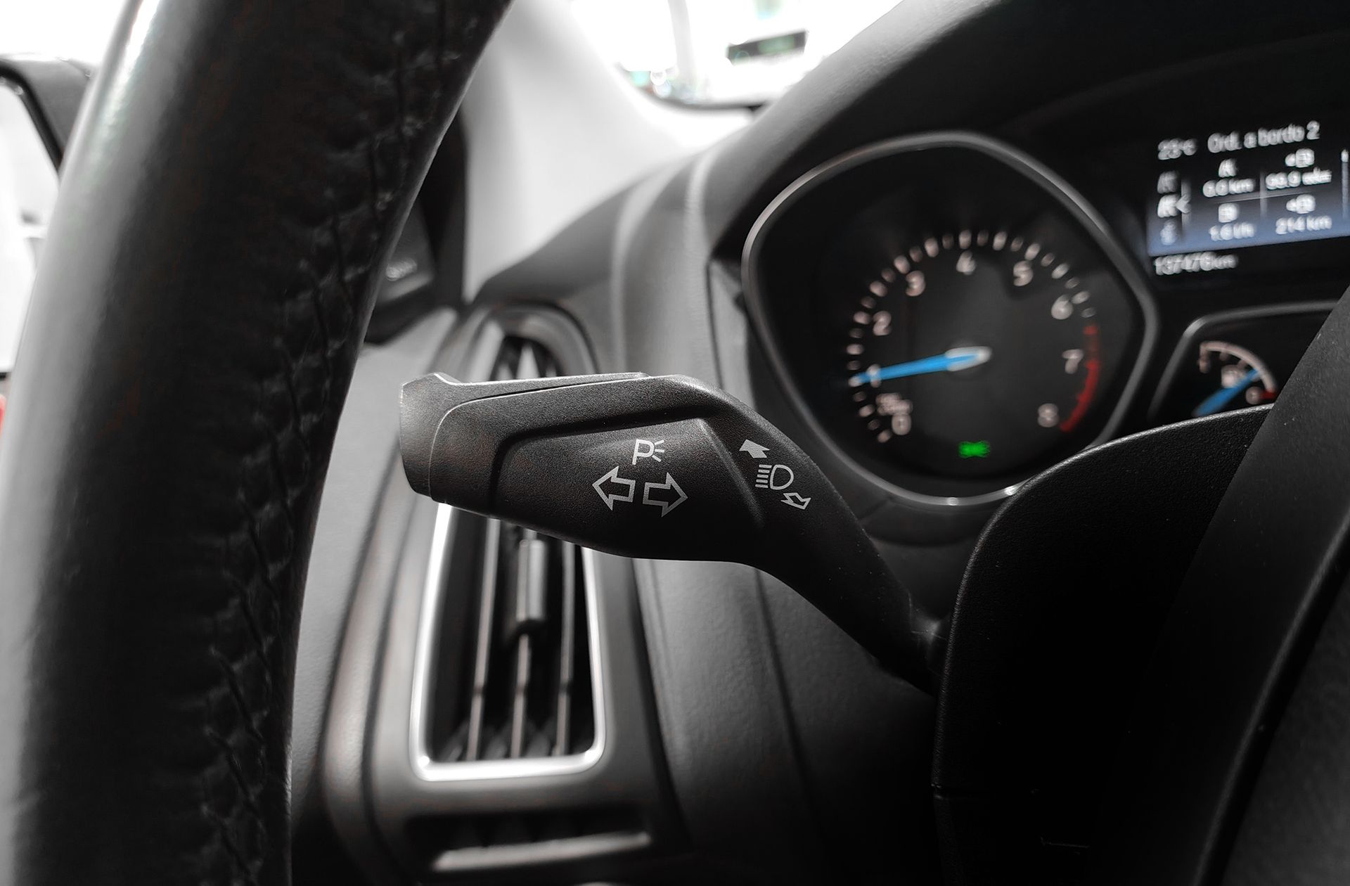 Ford Focus 1.0 EcoBoost Titanium - foto 30