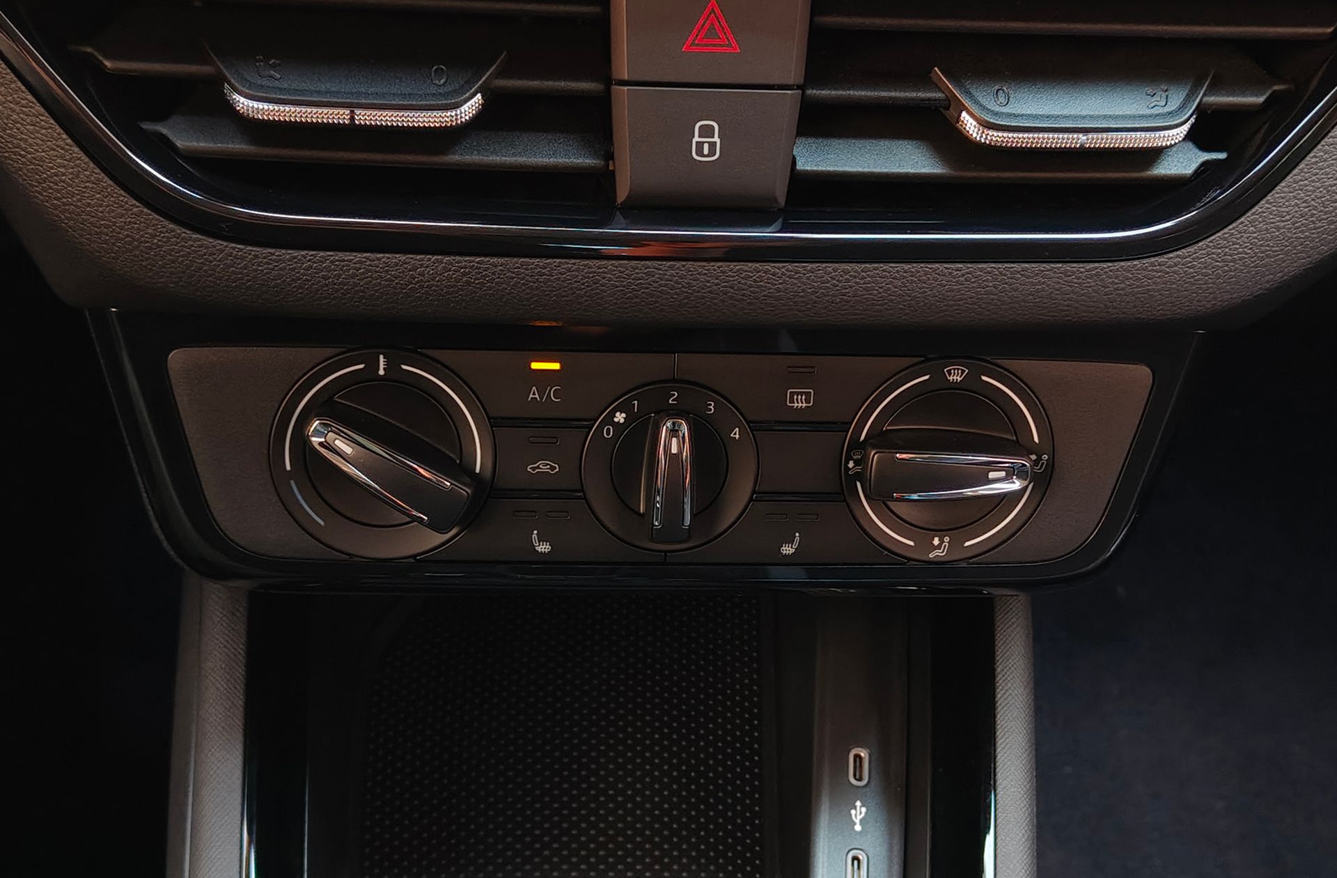 Škoda Kamiq 1.0 TSI Selection DSG - foto 30