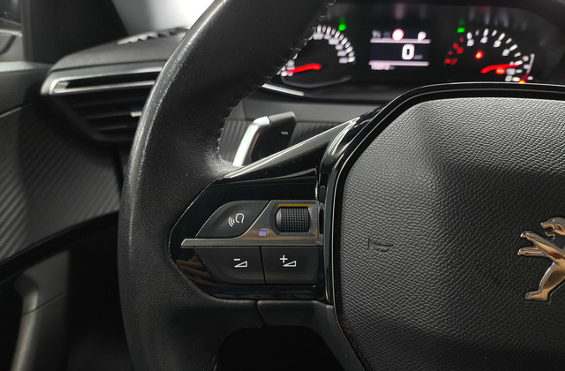 Peugeot 2008 PureTech 130 Allure EAT8 - foto 29