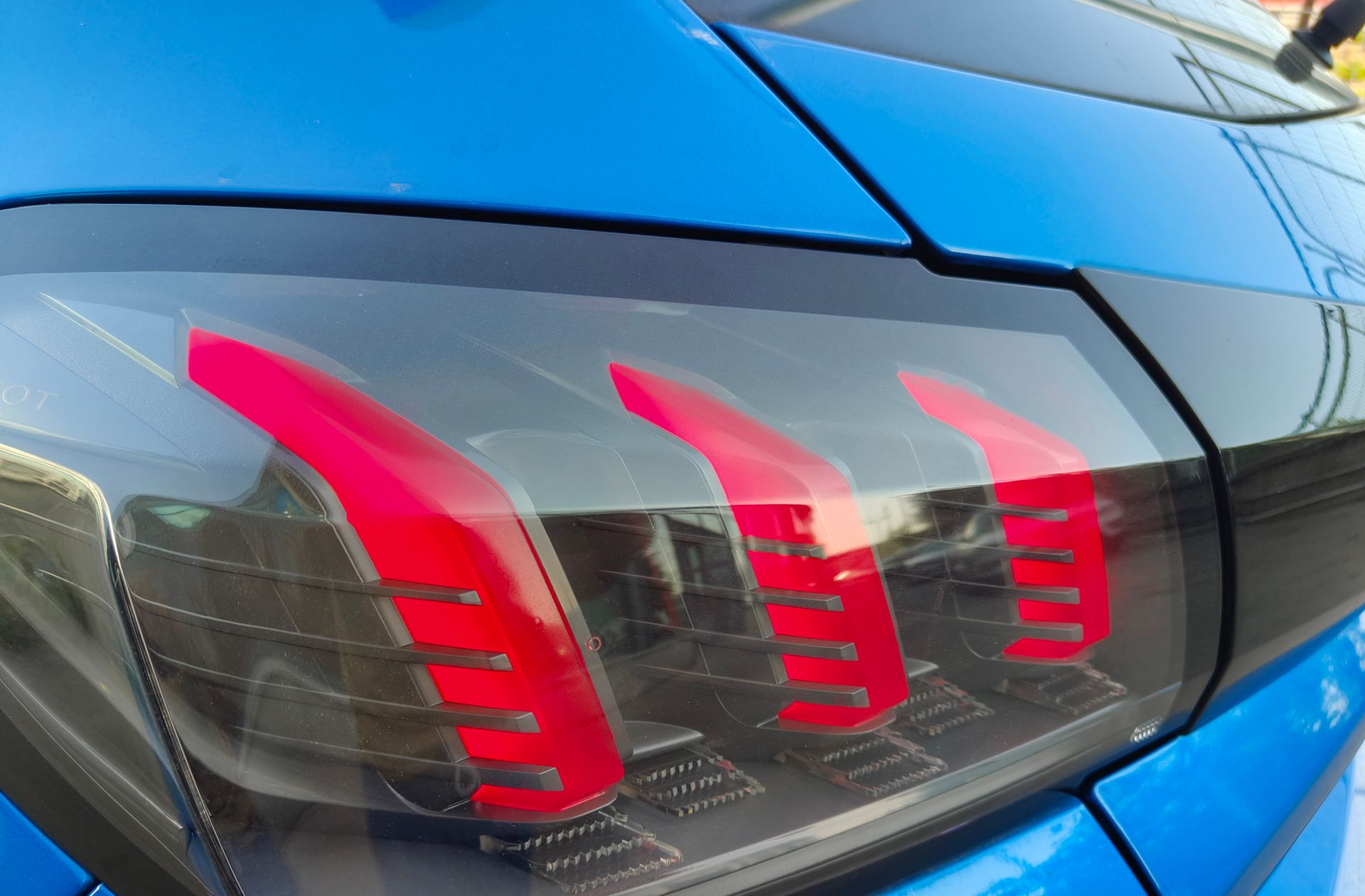 Peugeot 208 PureTech 100 GT EAT8 - foto 16