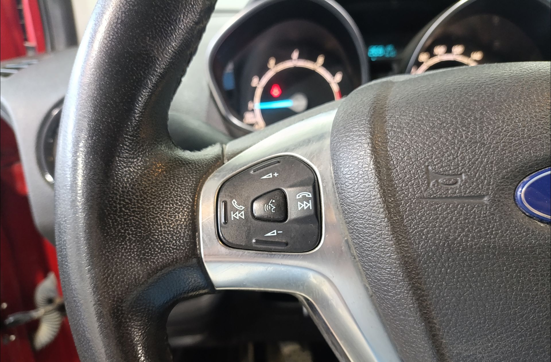 Ford Tourneo Courier 1.0 EcoBoost Titanium - foto 23