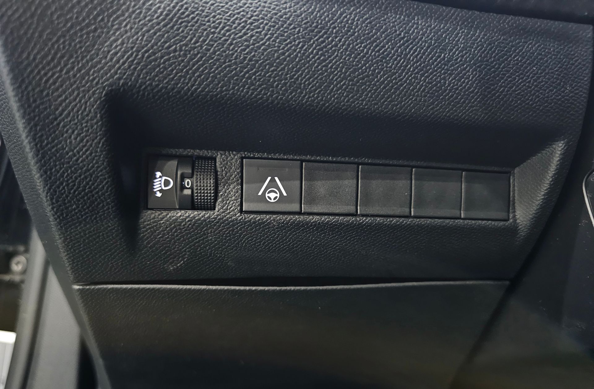 Peugeot 2008 Allure Hybrid eDCS6 - foto 11