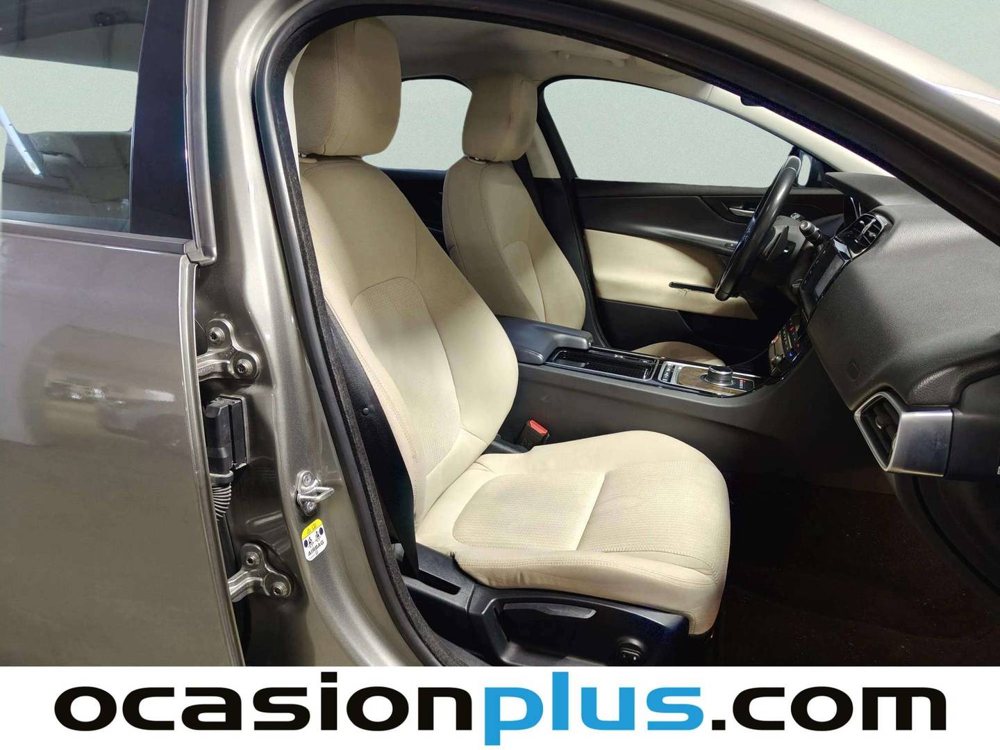 Foto Jaguar XE Jaguar XE 2.0 Diesel Pure RWD Auto  (180 CV)