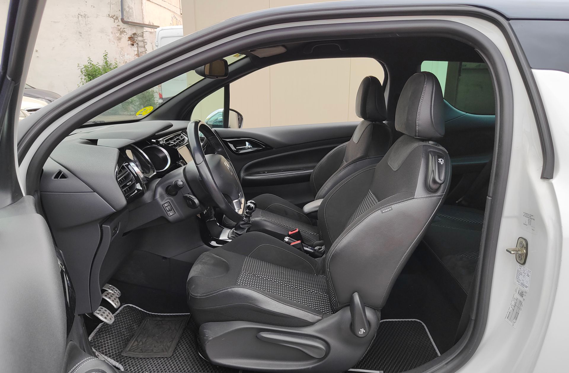 Citroën DS3 E-HDi 110 Sport - foto 10