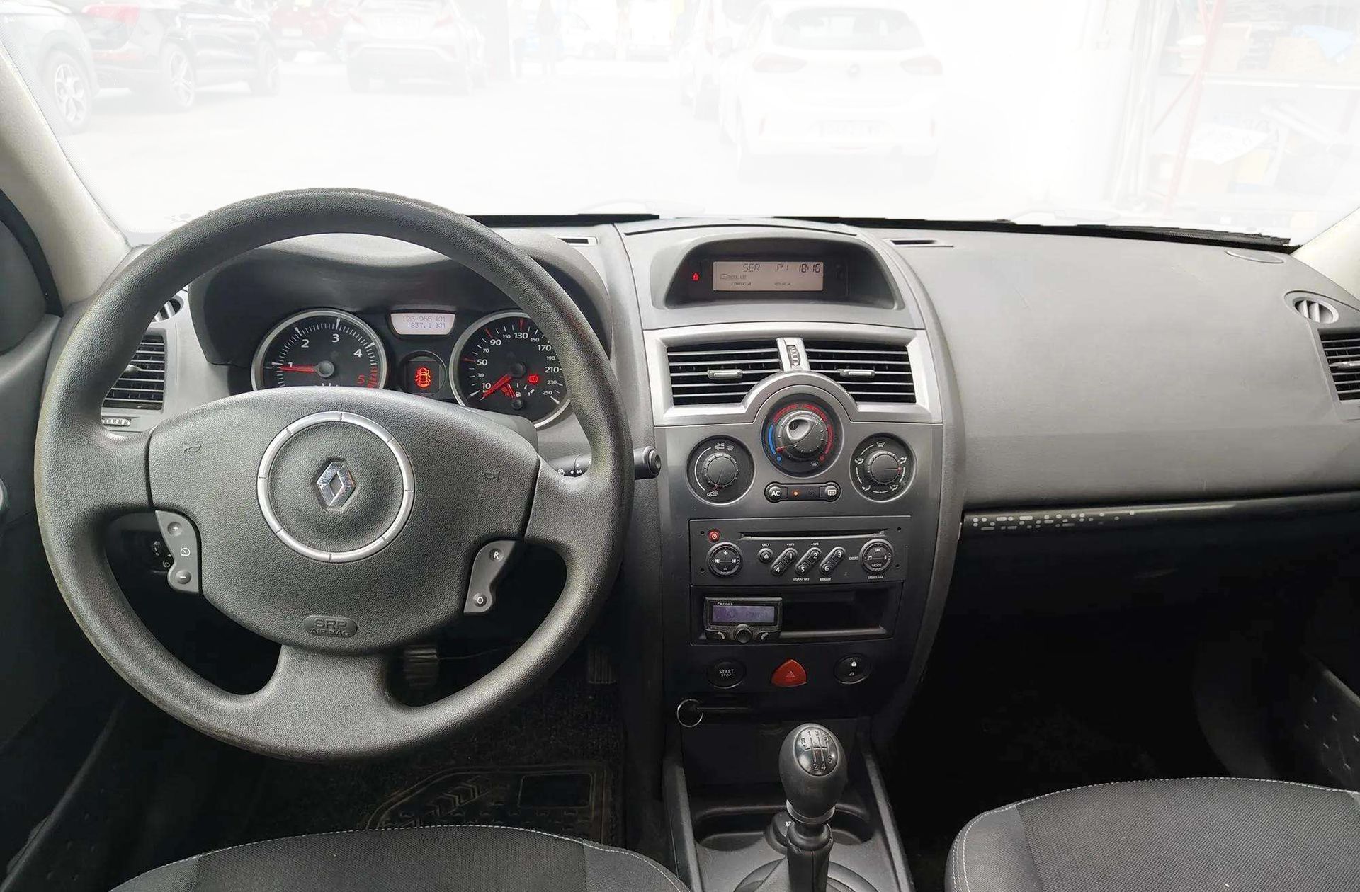 Renault Mégane Sedan Emotion dCi - foto 6