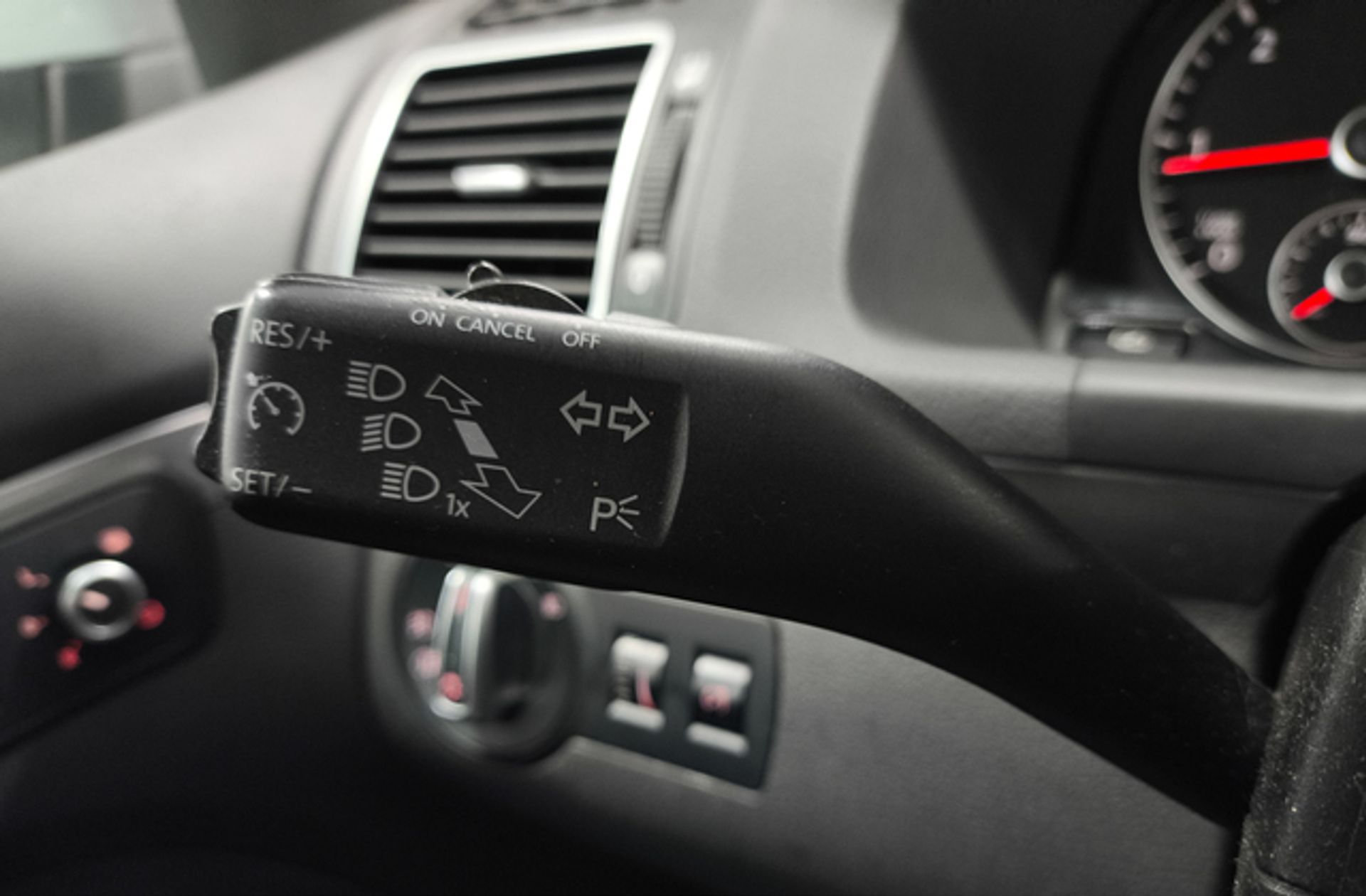 Volkswagen Touran Advance 2.0 TDI - foto 27