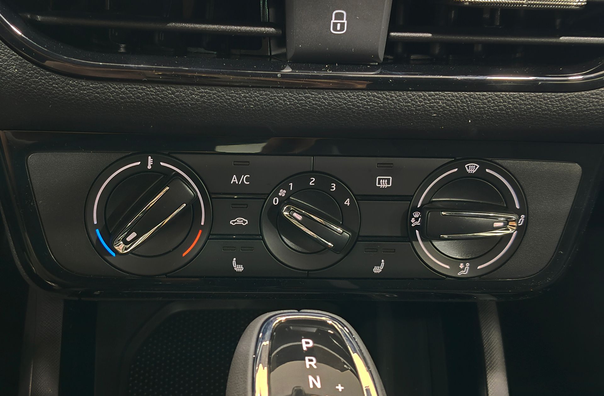 Škoda Kamiq 1.0 TSI Selection DSG - foto 32