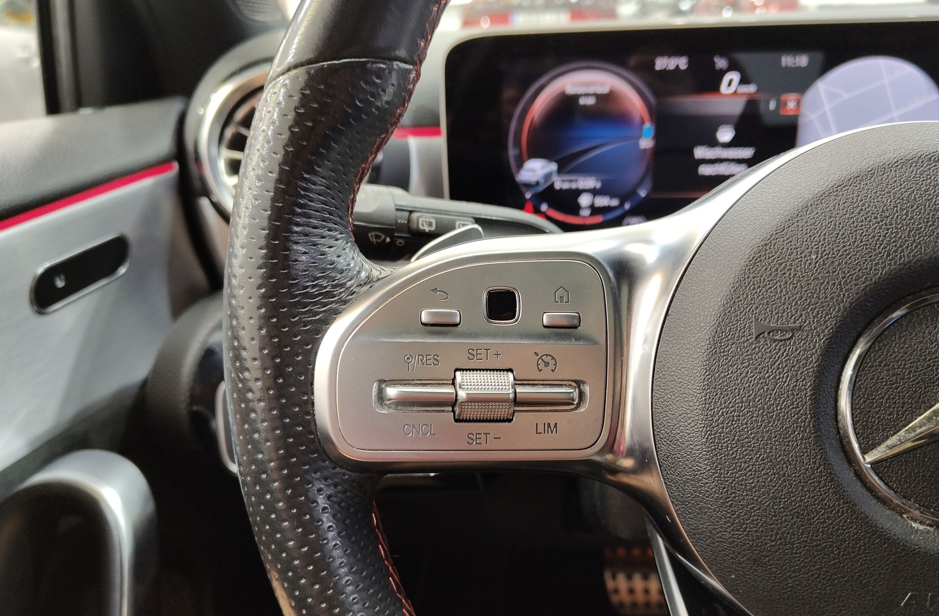 Mercedes-Benz Clase A 180 d Paquete AMG - foto 35