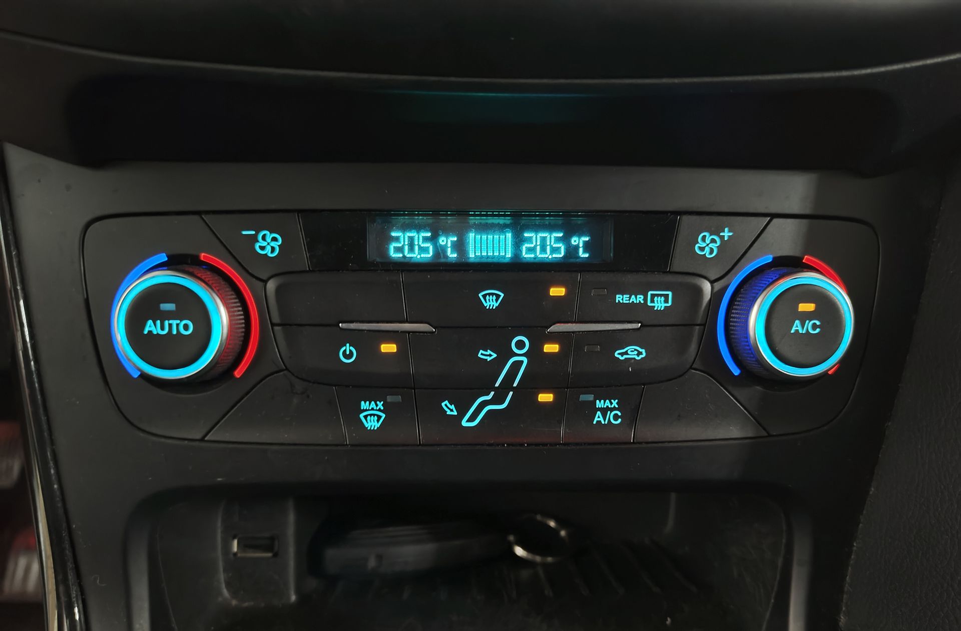 Ford Focus 1.0 EcoBoost Titanium - foto 27