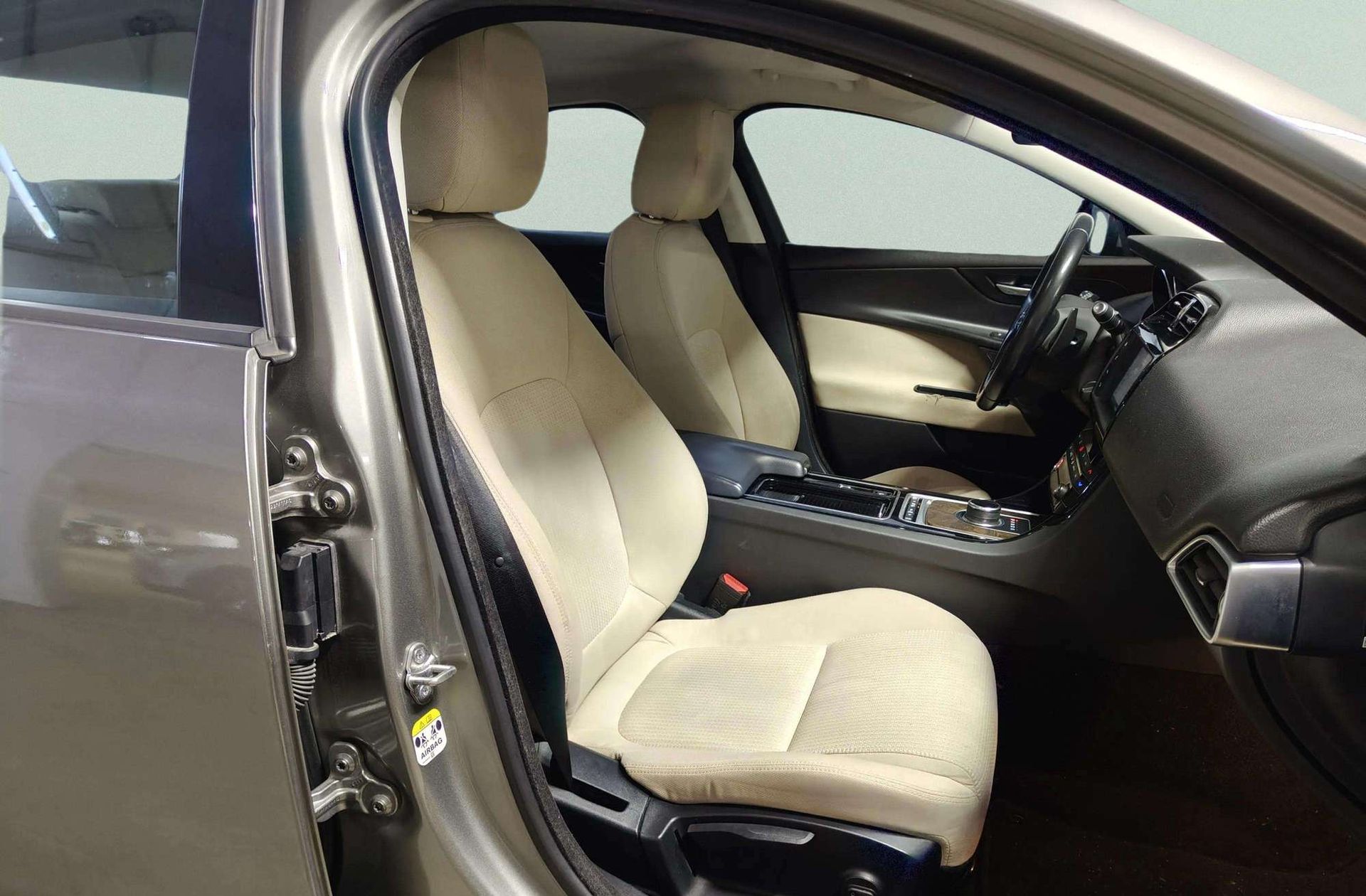 Jaguar XE 2.0 Diesel Pure RWD - foto 16