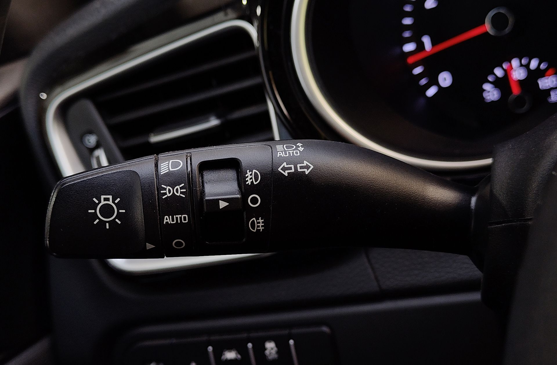 Kia XCeed 1.5 MHEV iMT Tech - foto 29