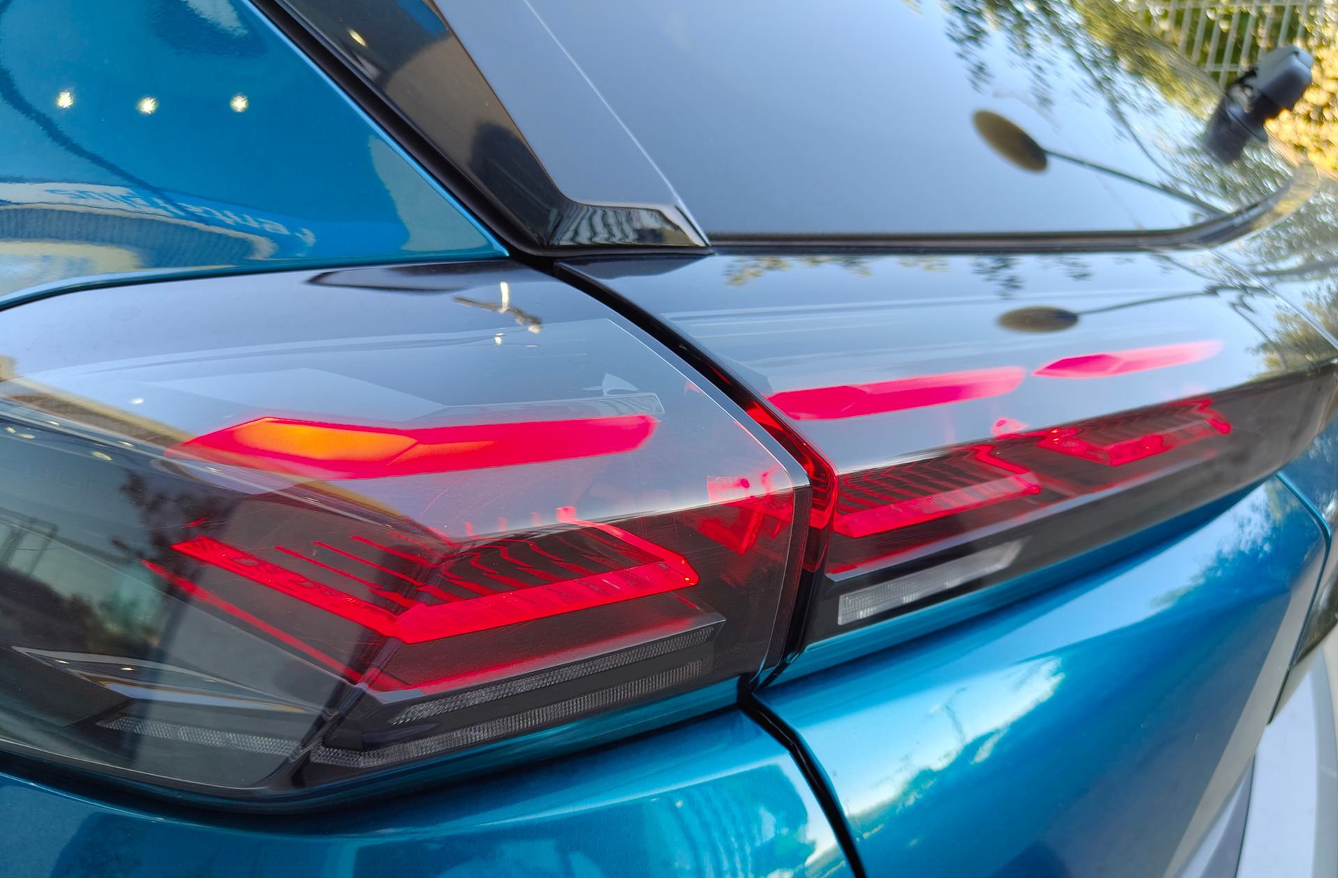 Peugeot 2008 GT Hybrid eDCS6 - foto 17