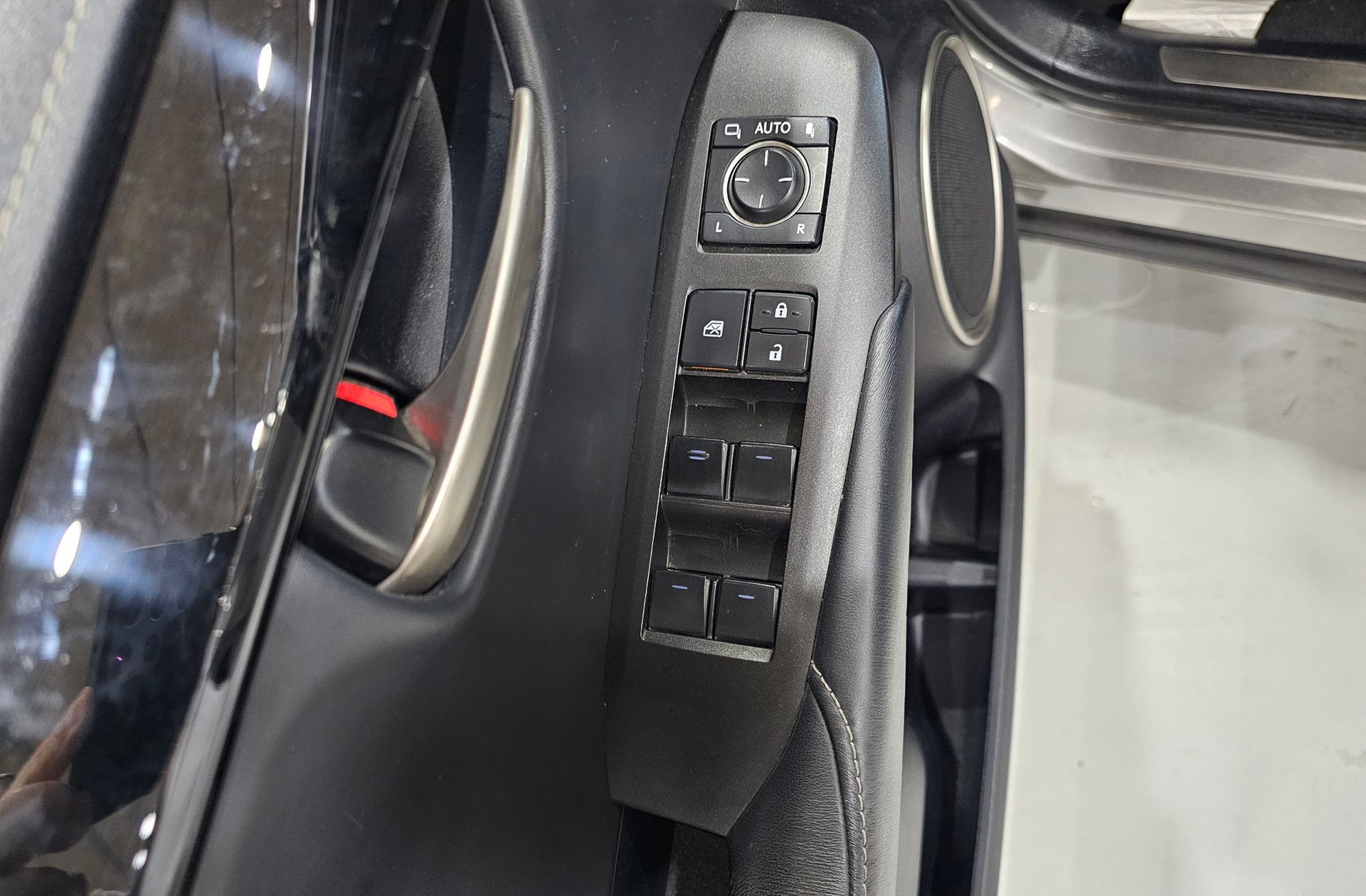 Lexus NX 300h Corporate 2WD - foto 37