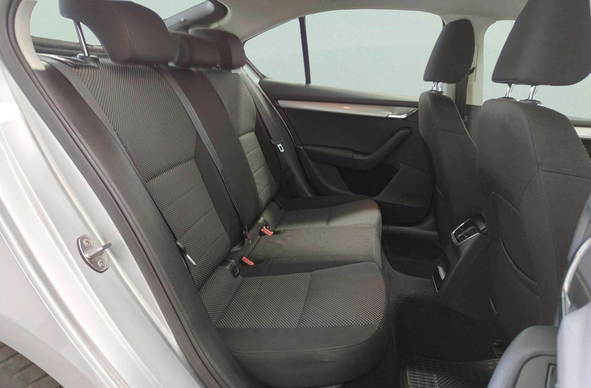 Škoda Octavia 1.6 TDI CR Like DSG - foto 13