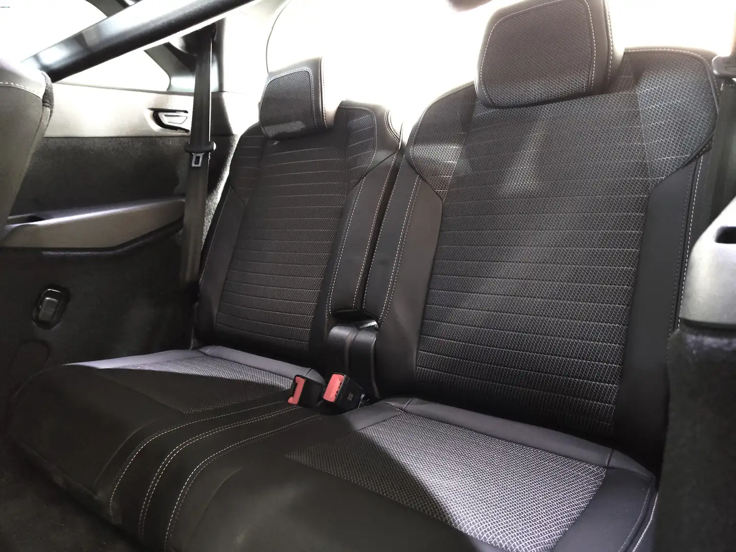 Foto Peugeot 5008 Hybrid Peugeot 5008 Hybrid 1.2 Allure eDCS6 (136 CV)