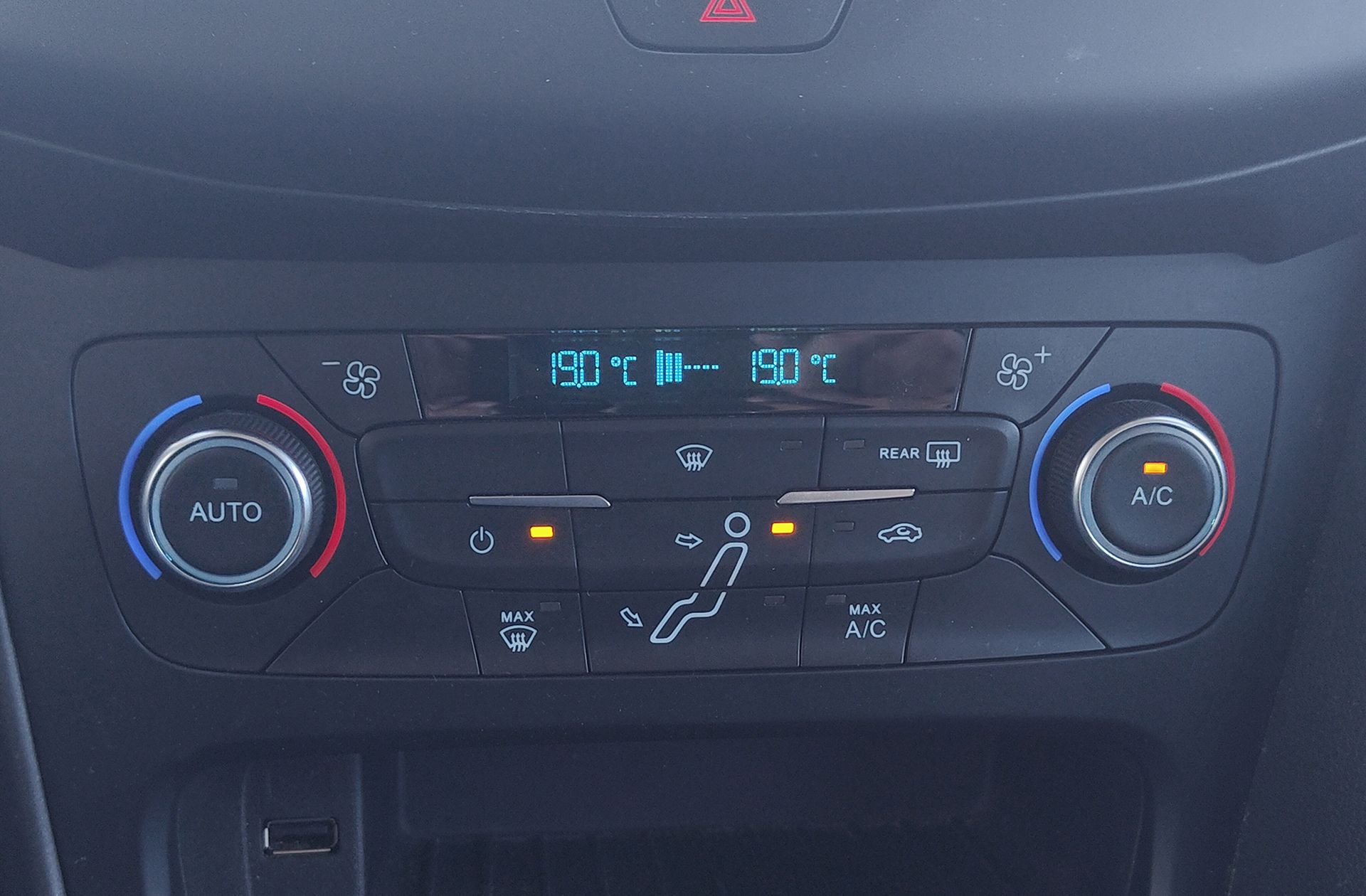 Ford Focus 1.0 EcoBoost Business - foto 29