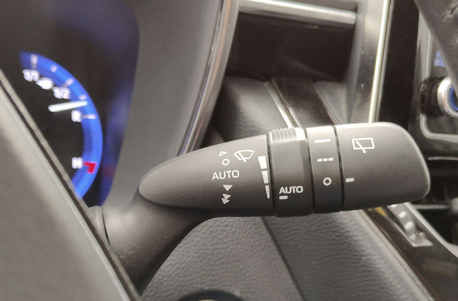 Toyota Corolla 180H FEEL! E-CVT - foto 34