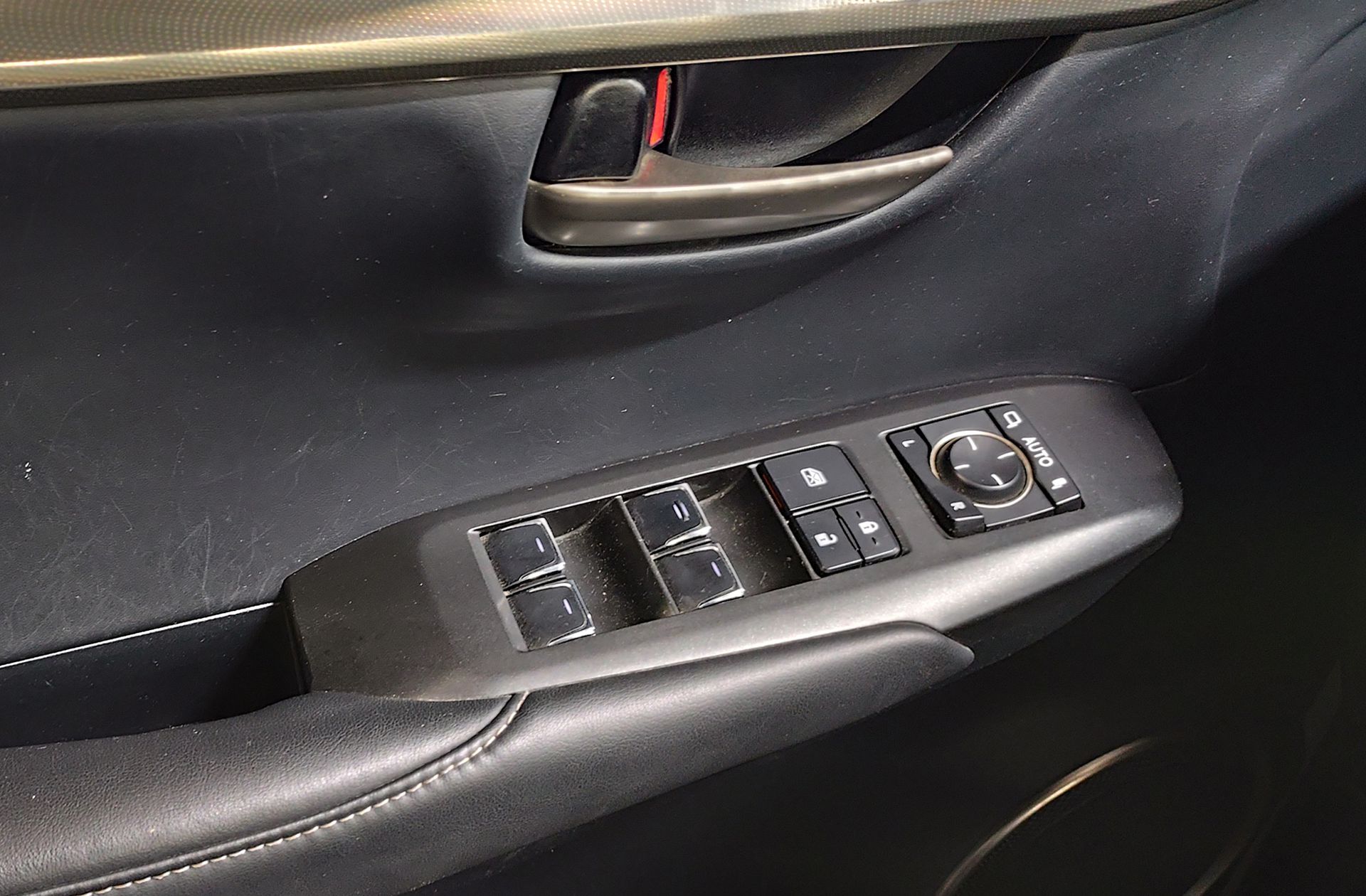 Lexus NX 300h Premium 2WD - foto 36
