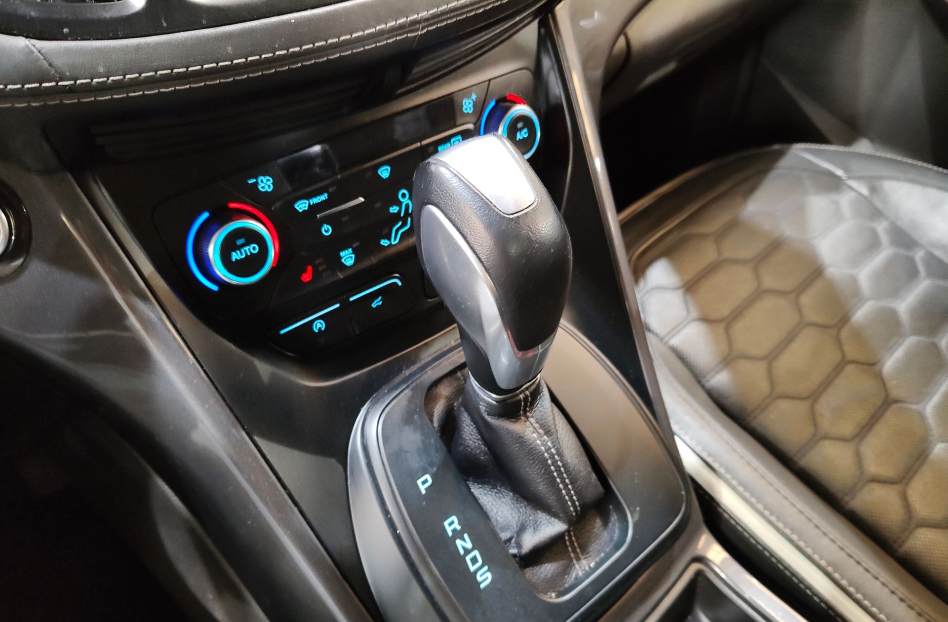 Ford Kuga 2.0 TDCi Vignale 4x4 Powershift - foto 6