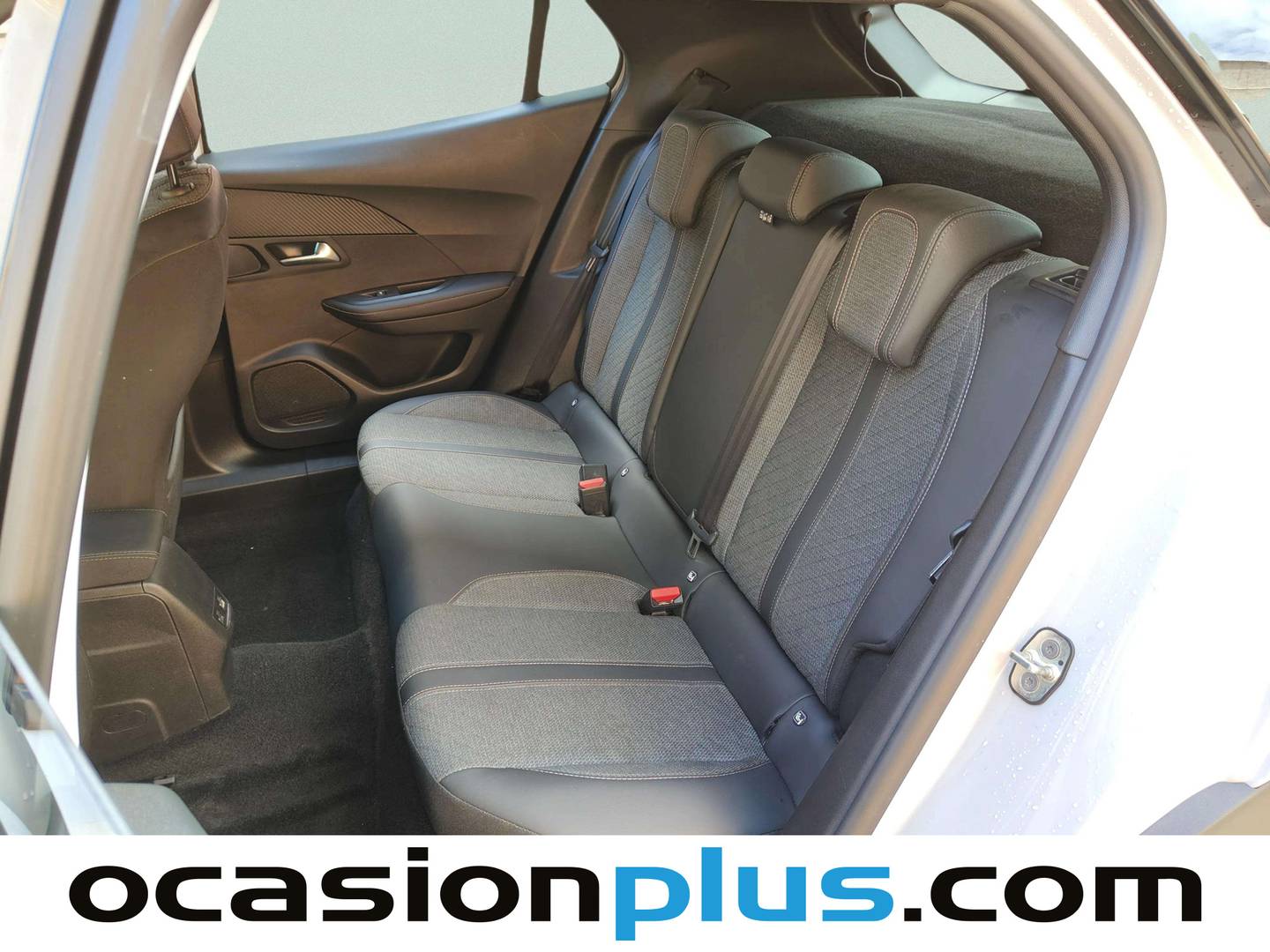 Foto Peugeot 2008 Peugeot 2008 Allure Hybrid eDCS6 (136 CV)