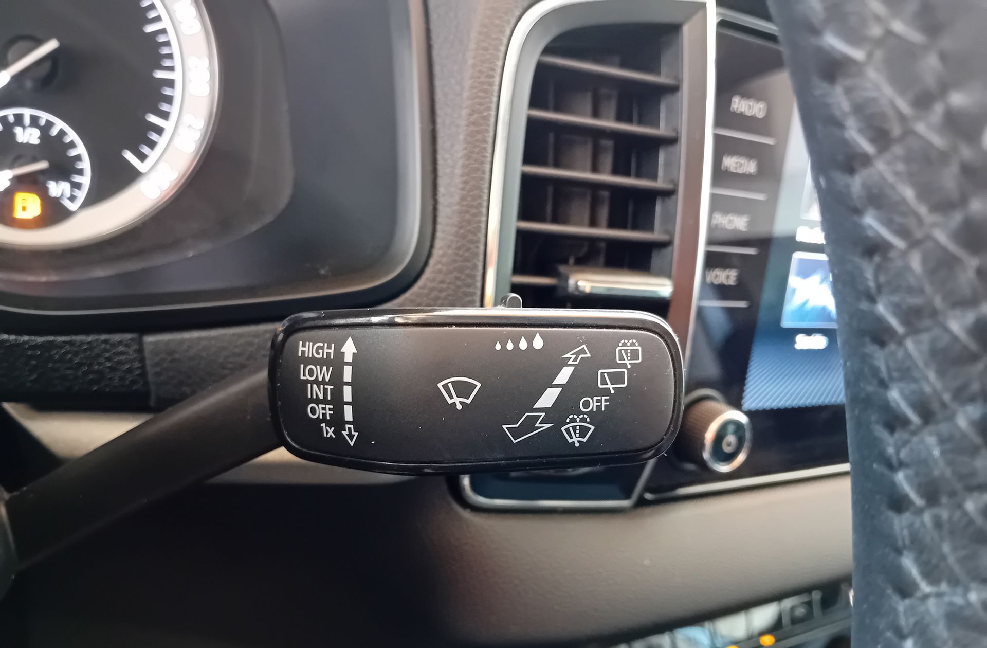 Škoda Karoq 1.0 TSI Like - foto 28