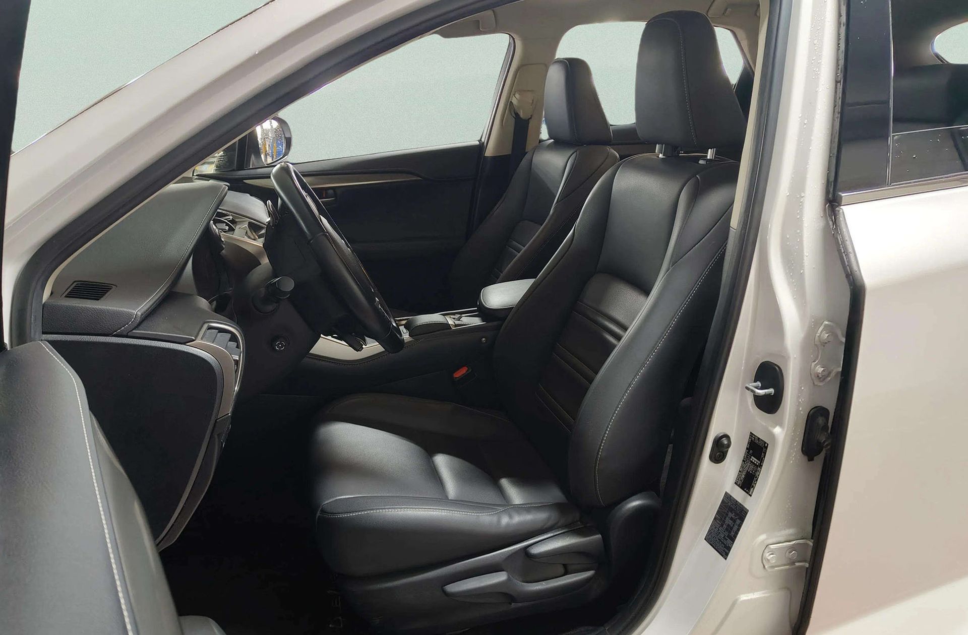 Lexus NX 300h Premium 2WD - foto 13