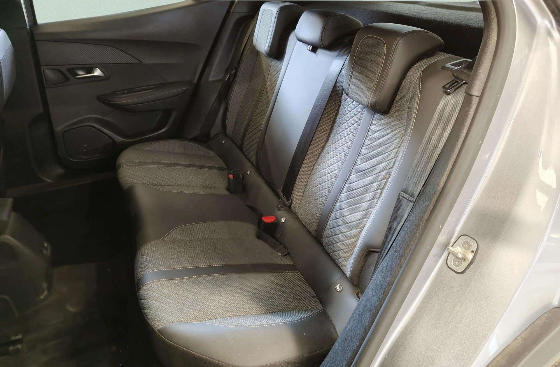Peugeot 2008 Allure Hybrid eDCS6 - foto 13
