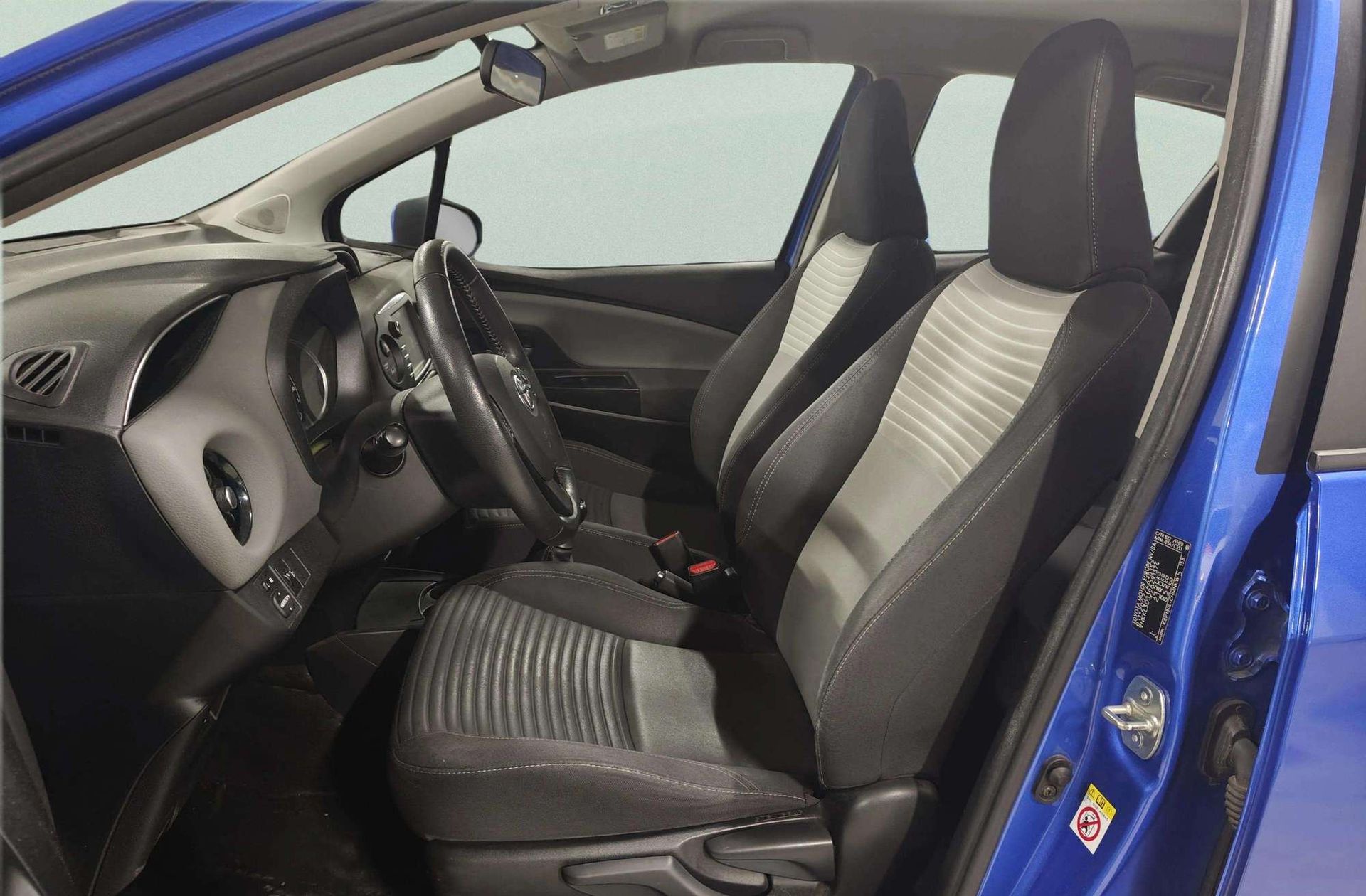 Toyota Yaris 70 Active - foto 9