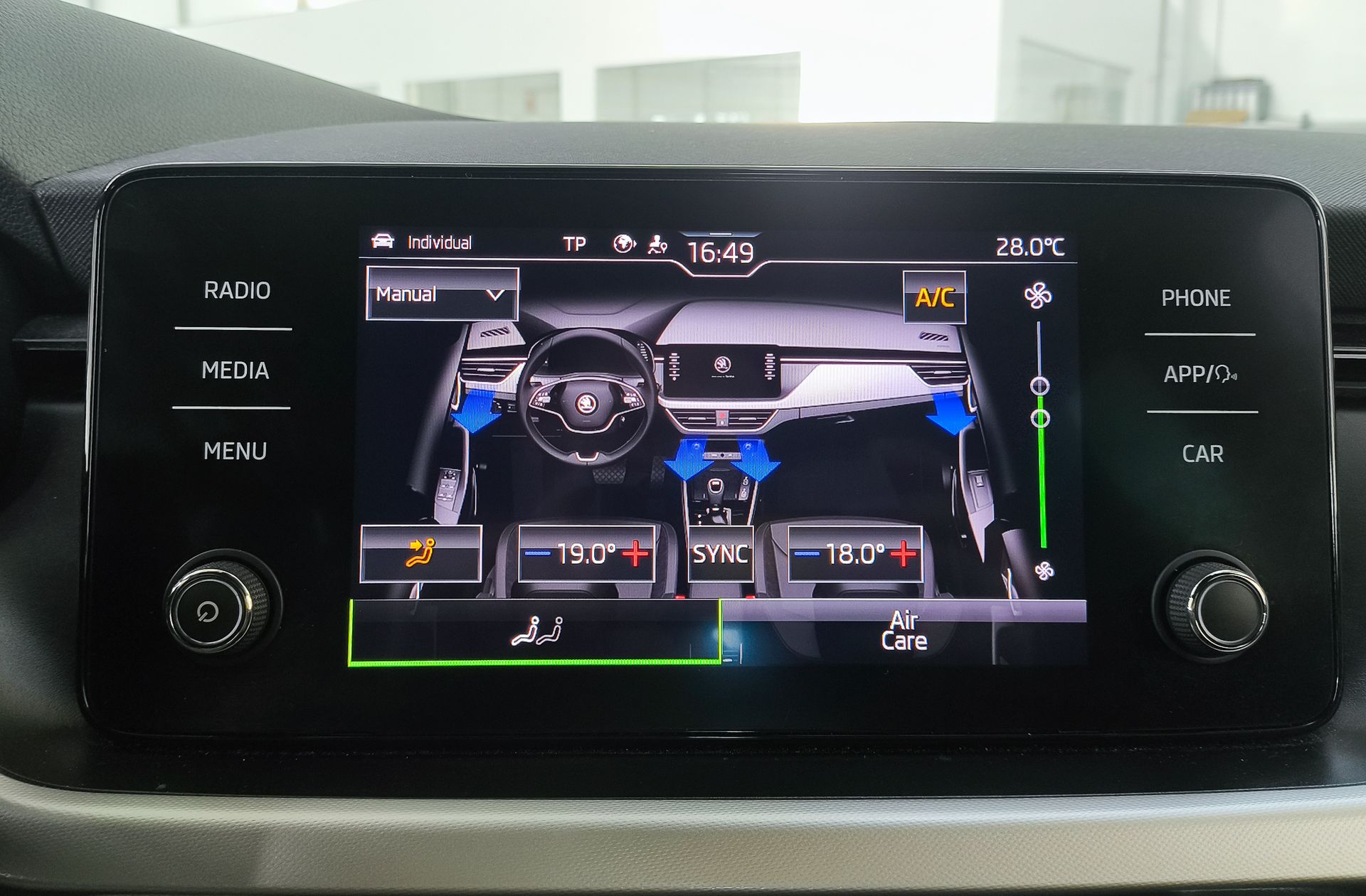 Škoda Kamiq 1.5 TSI Sport DSG - foto 32