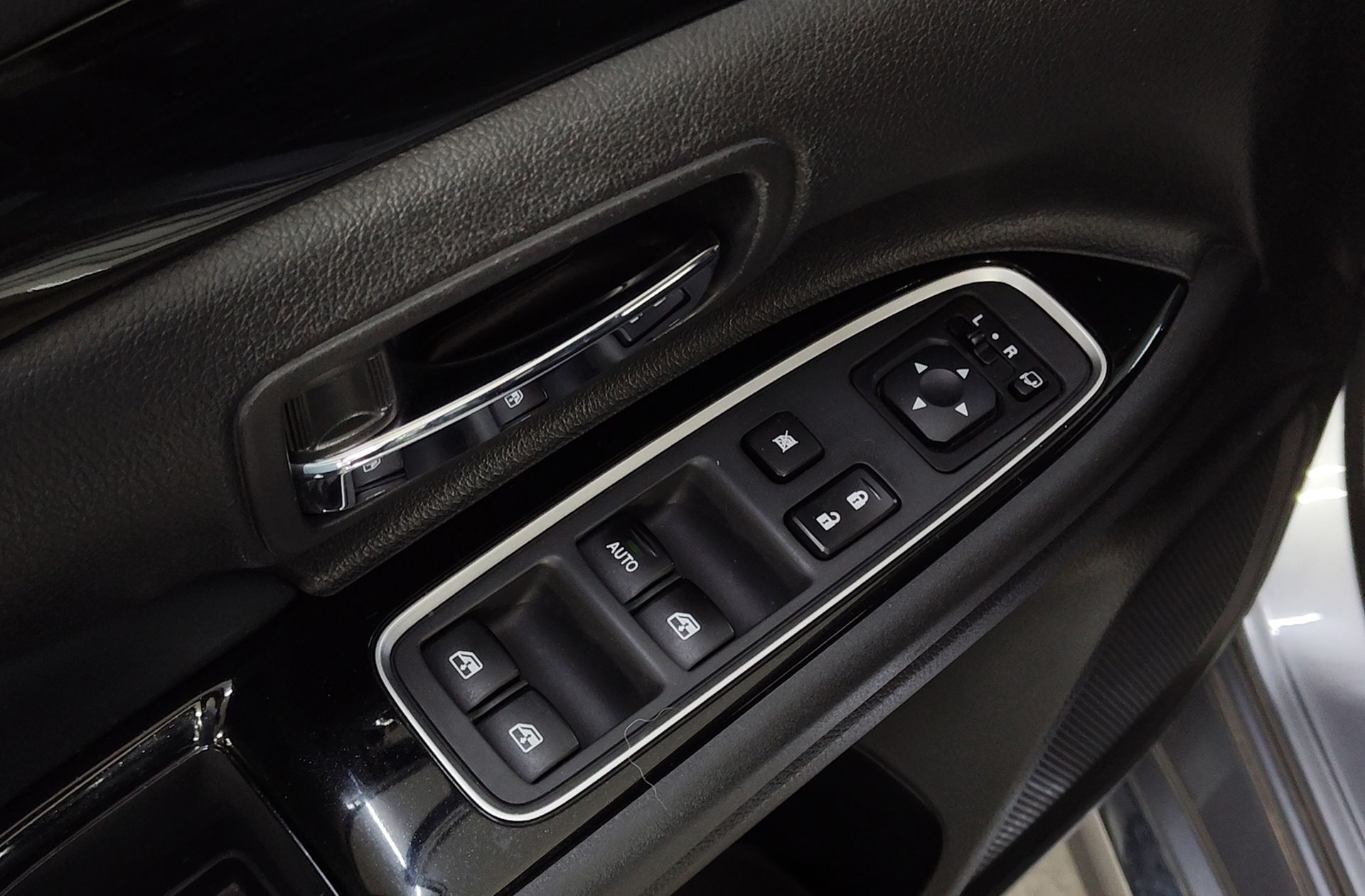 Mitsubishi Outlander 2.0 PHEV Kaiteki 4WD - foto 33