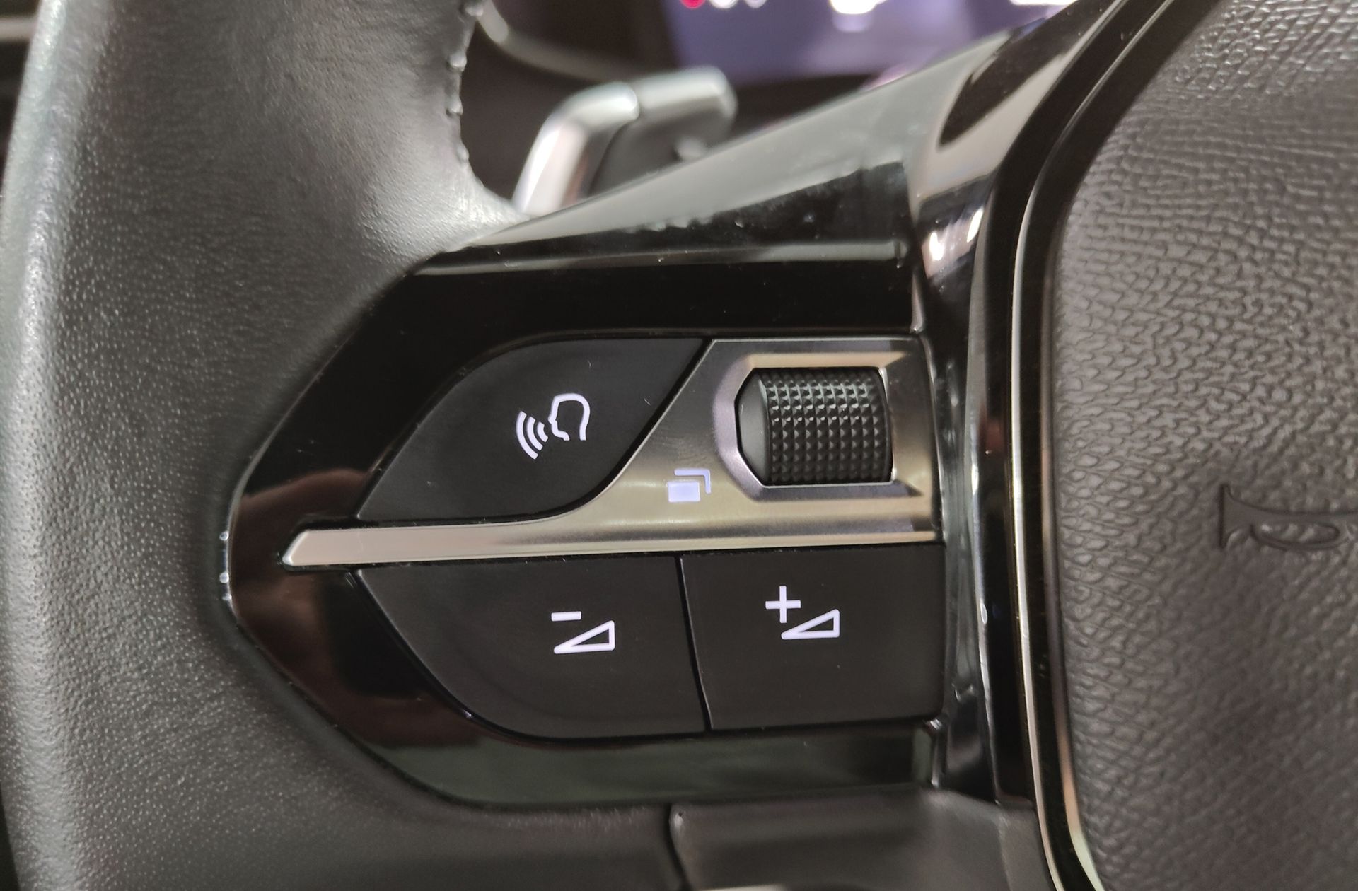 Peugeot 2008 Allure Hybrid eDCS6 - foto 29