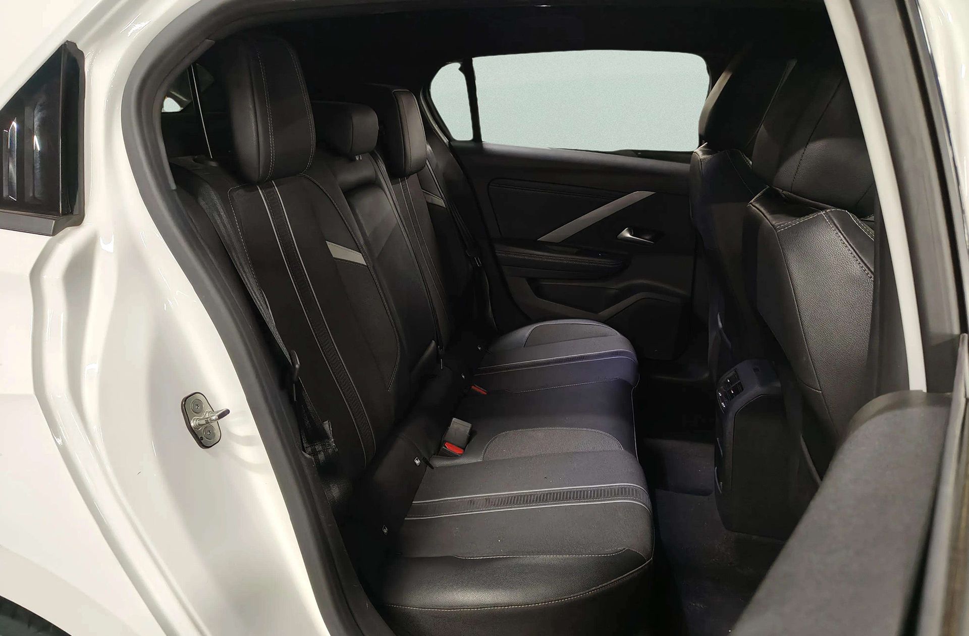 Opel Astra 1.2 Turbo XHT GS - foto 18