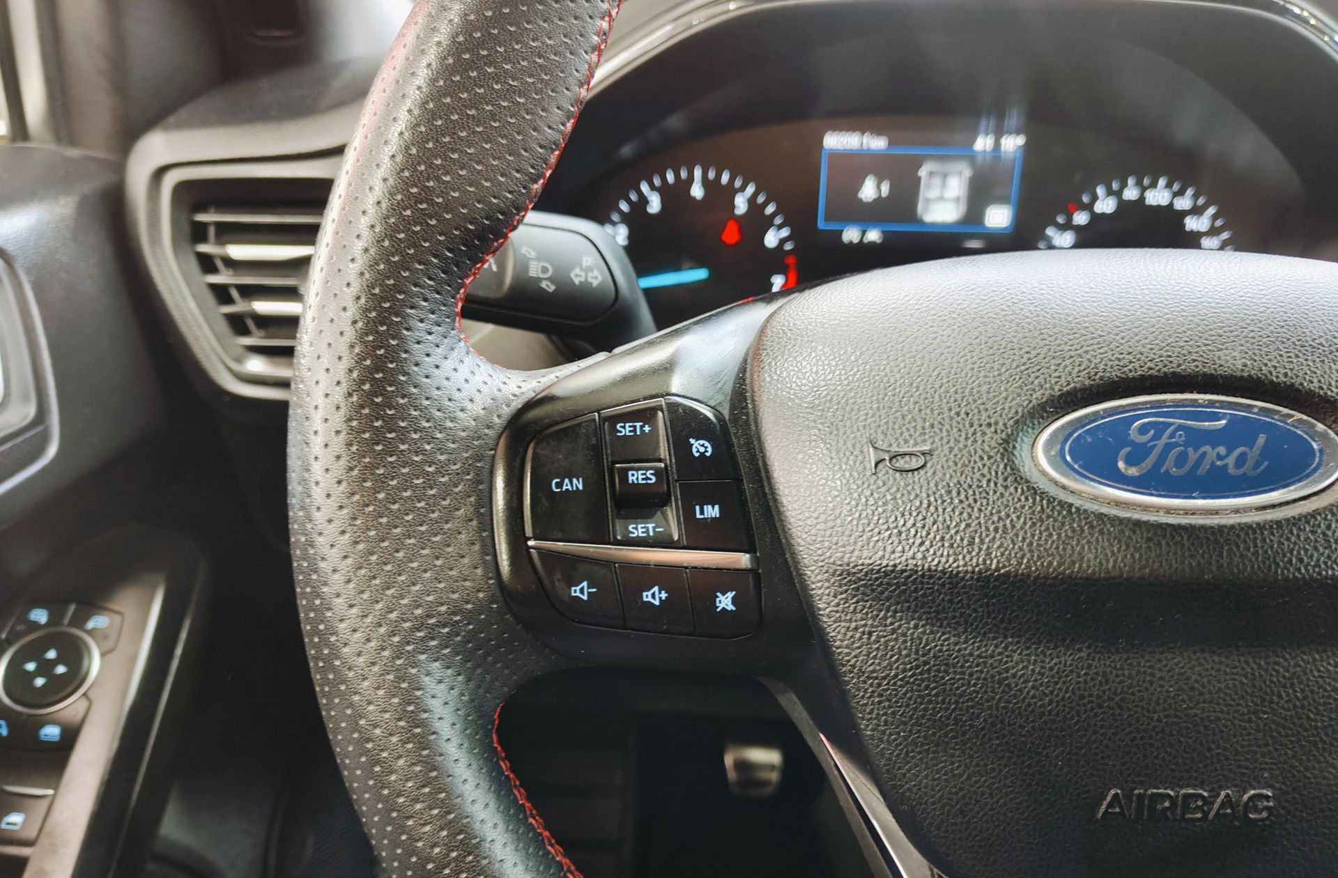 Ford Focus 1.0 EcoBoost MHEV ST-Line - foto 26
