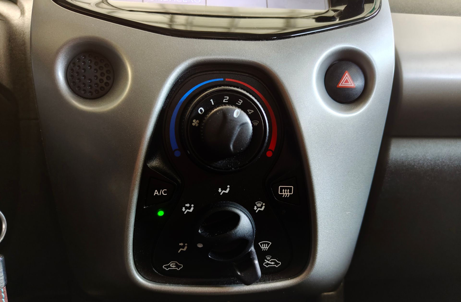 Toyota Aygo 1.0 70 x-play - foto 25