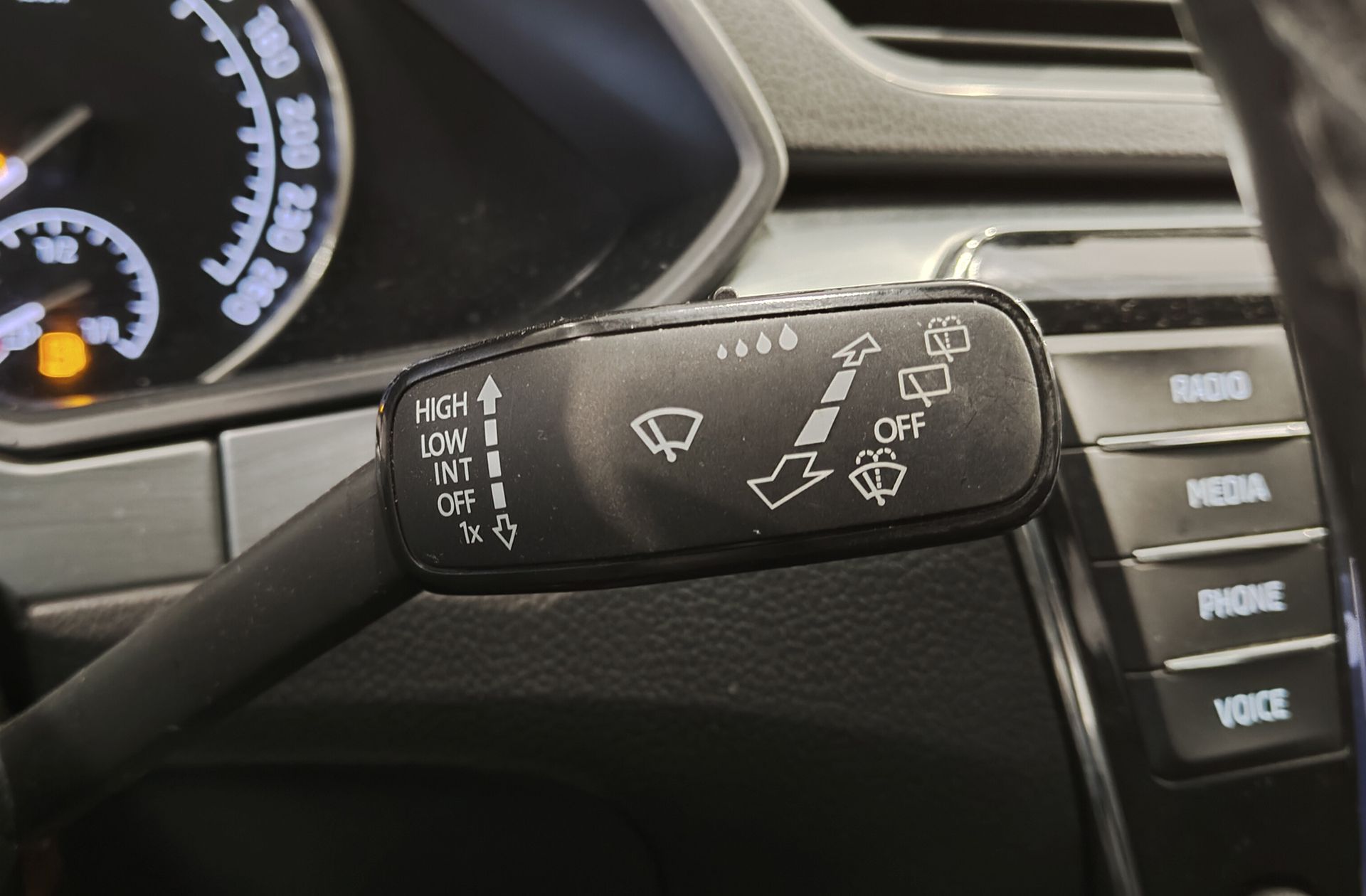 Škoda Superb Combi 2.0 TDI Ambition - foto 28