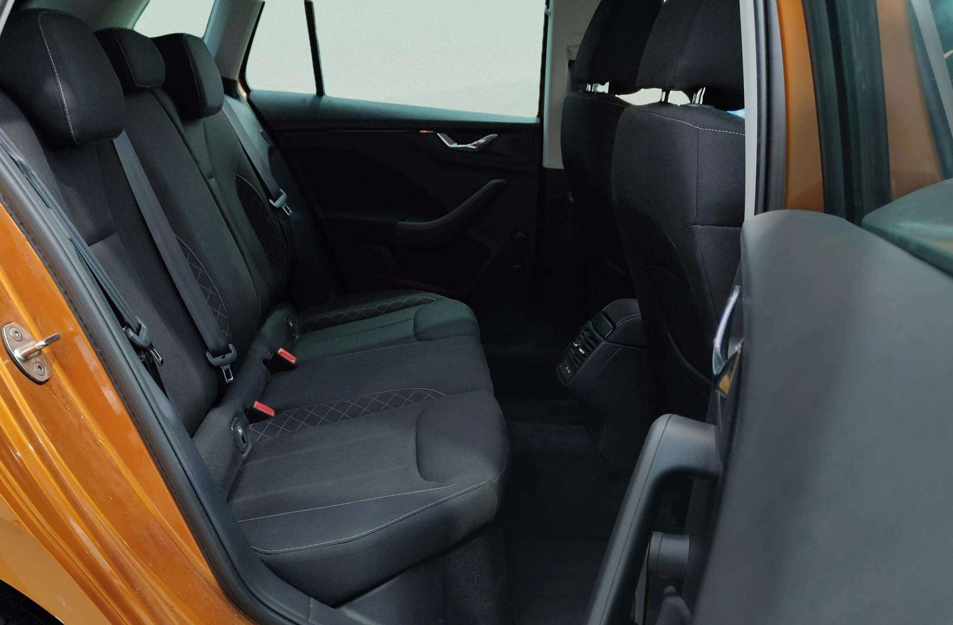 Škoda Kamiq 1.0 TSI Emotion - foto 19