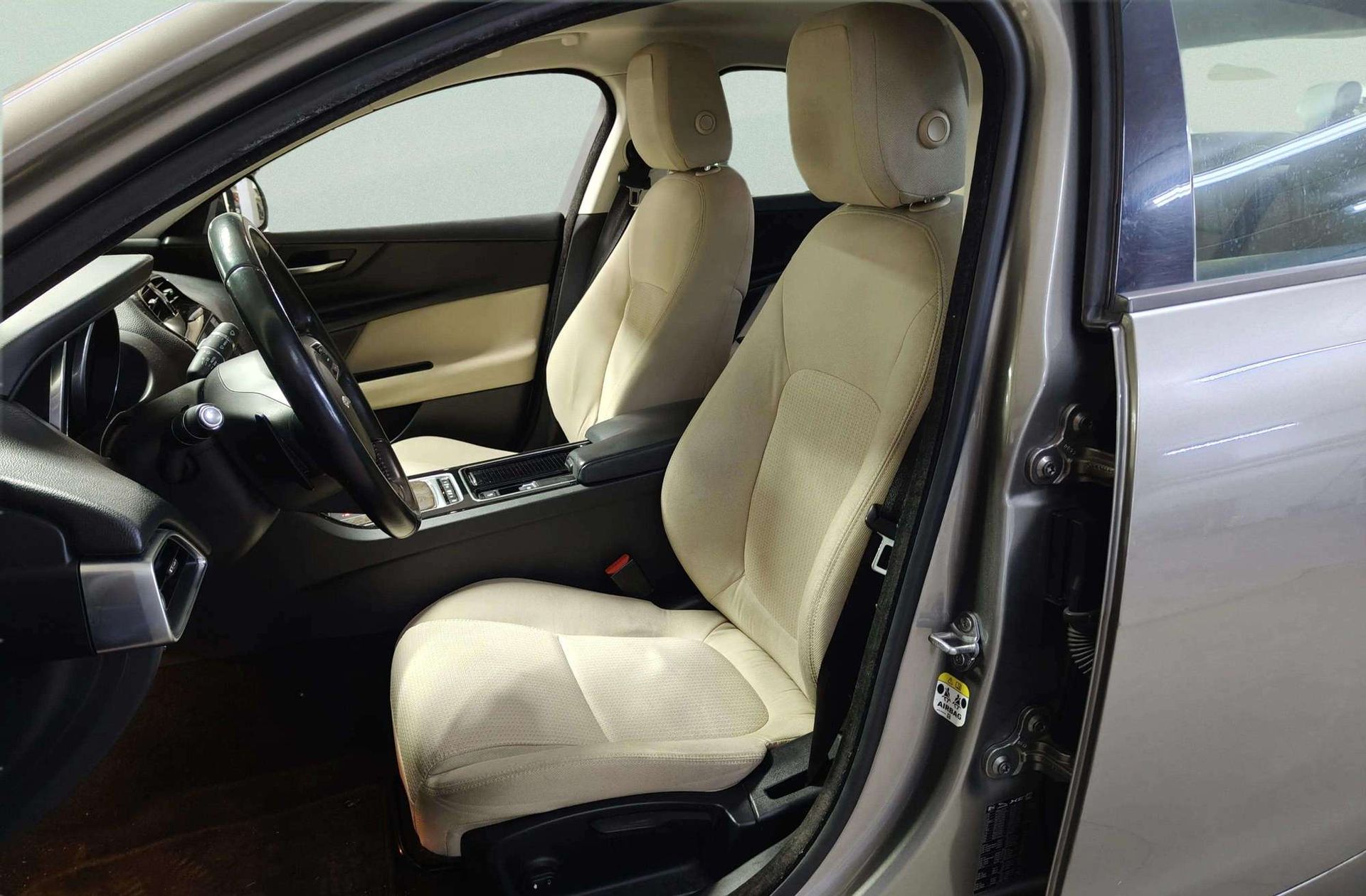 Jaguar XE 2.0 Diesel Pure RWD - foto 13