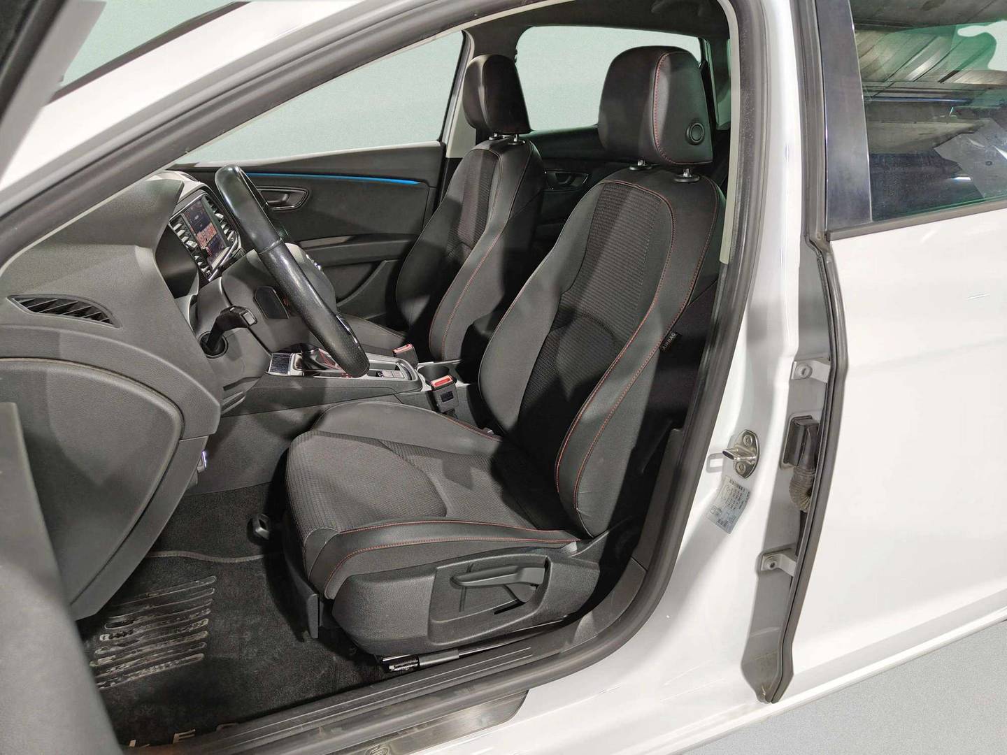 Foto asientos delanteros Seat León SEAT León 2.0 TDI FR Plus DSG (150 CV)