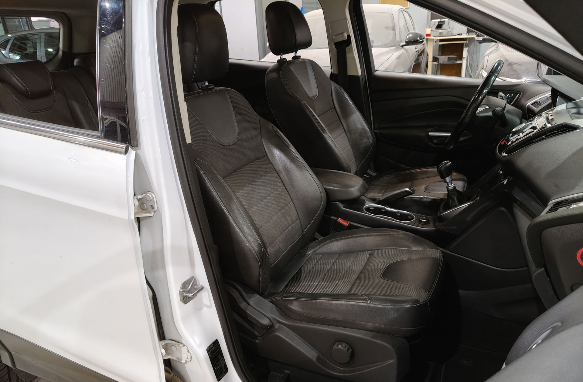 Ford Kuga 2.0 TDCi Titanium 4x2 - foto 16