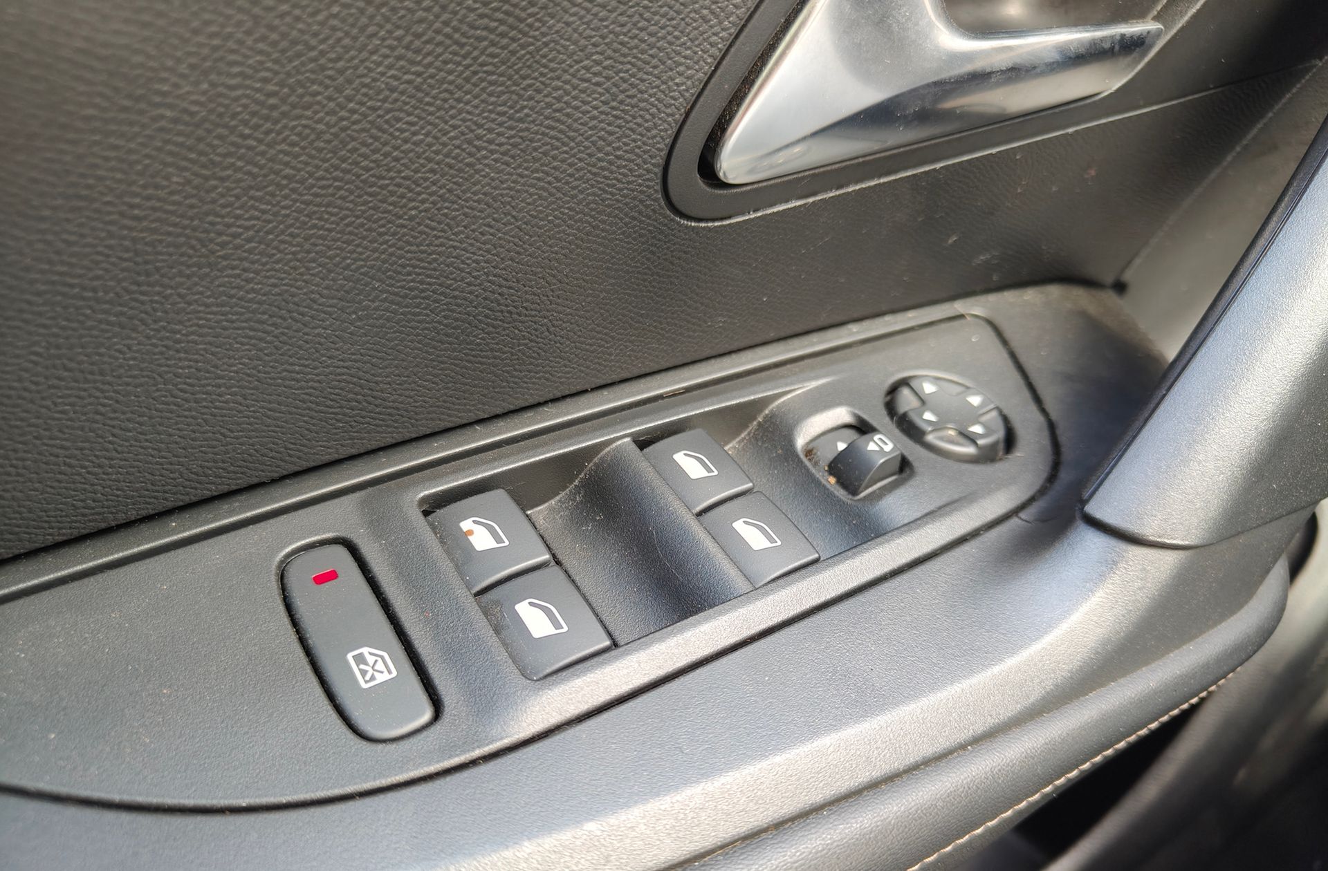 Peugeot 2008 Allure Hybrid eDCS6 - foto 39