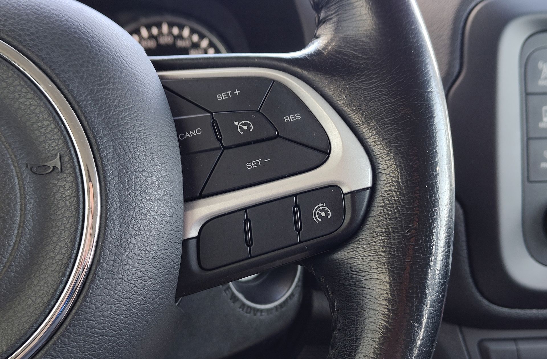 Jeep Renegade 1.4 MultiAir Longitude 4x2 - foto 25