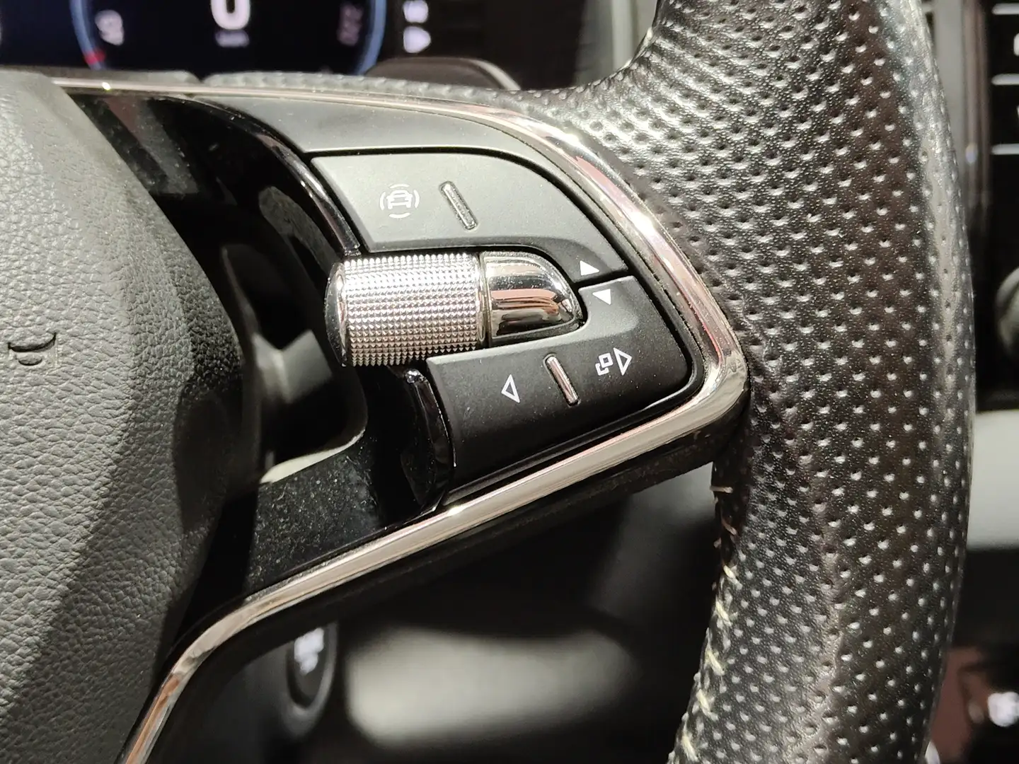 Foto Skoda Karoq Skoda Karoq 1.5 TSI ACT Sportline DSG (150 CV)