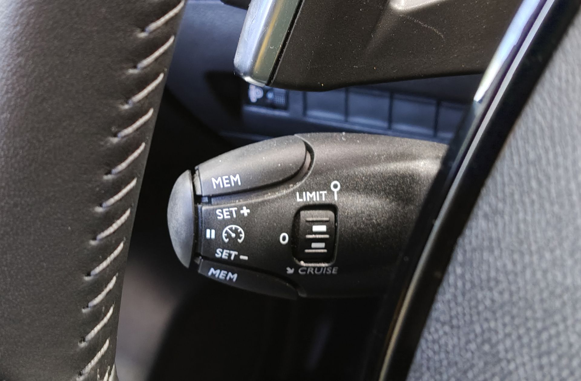 Peugeot 208 Style Hybrid 110 eDCS6 - foto 24