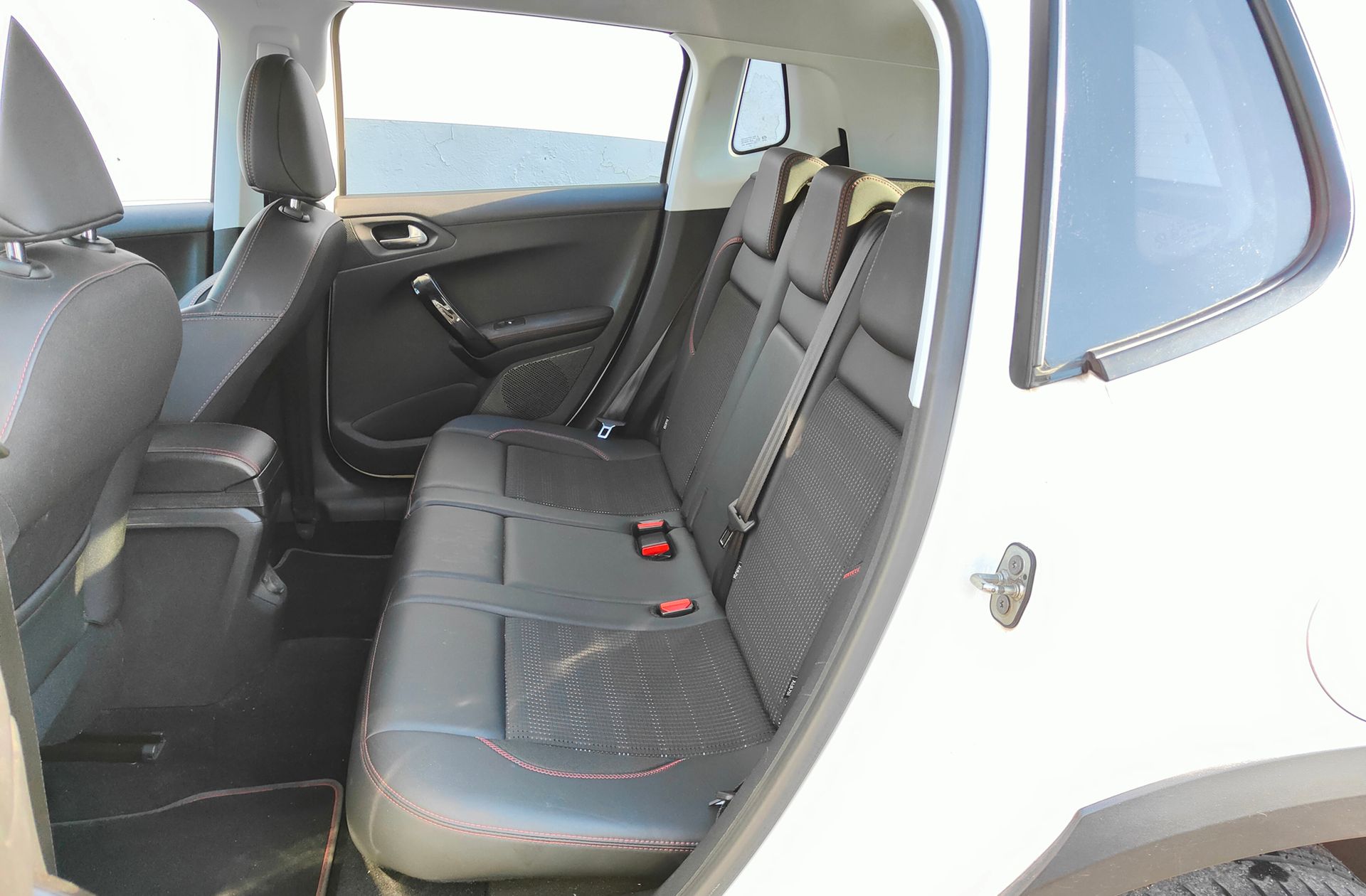 Peugeot 2008 BlueHDi 120 GT Line EAT6 - foto 12