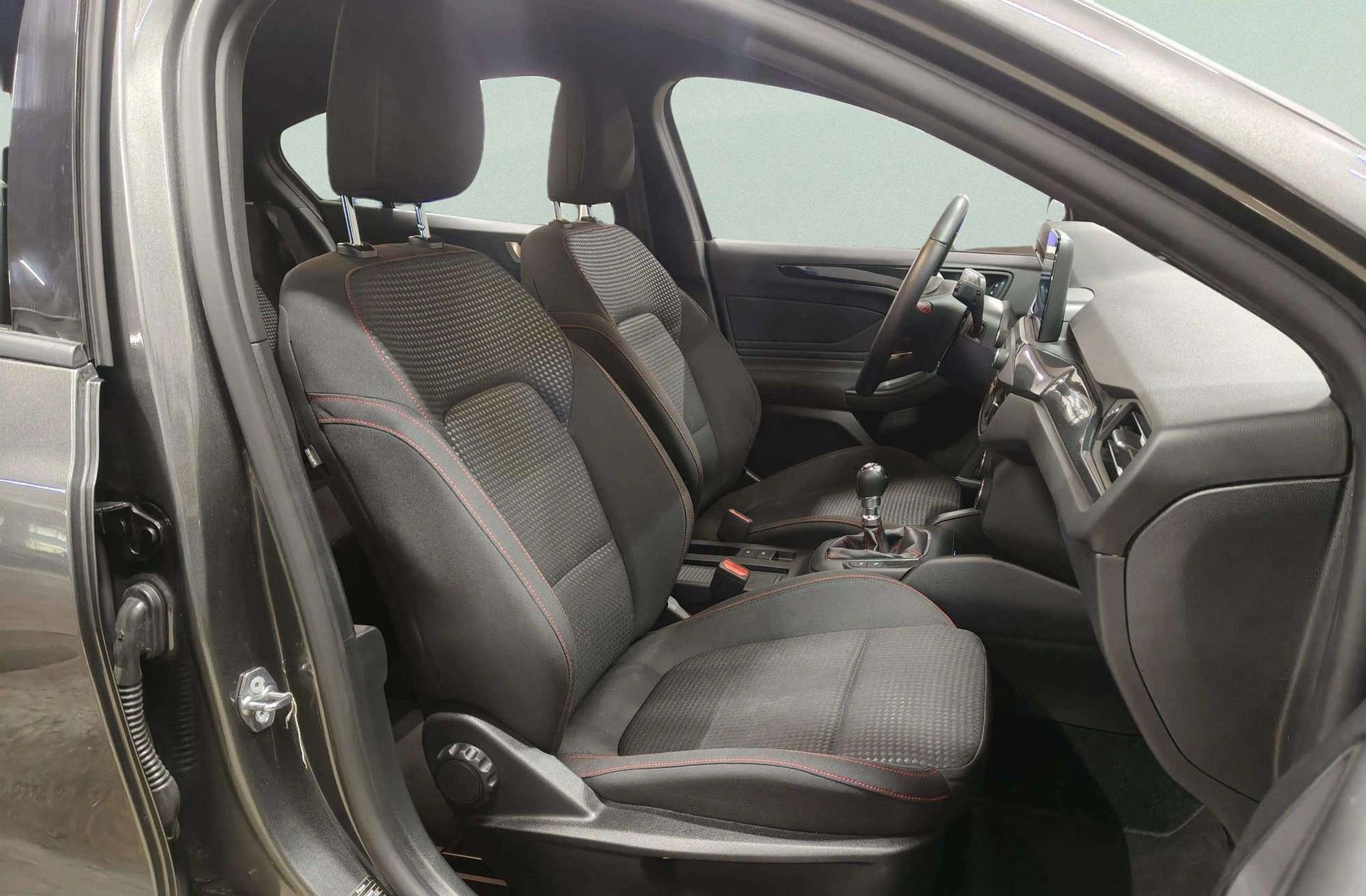 Ford Focus 1.0 EcoBoost MHEV ST-Line - foto 19